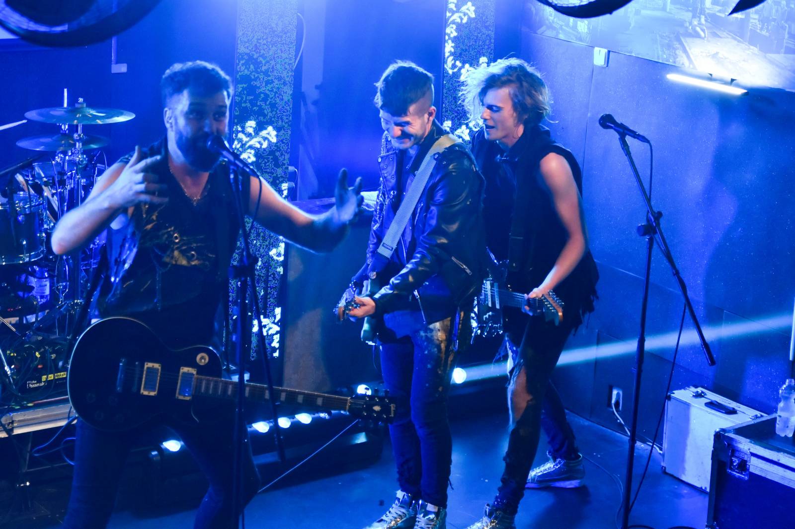 Trička a boty šly dolů. Civilní Obrana a Lety Mimo roztančily kladenské Black Road Café