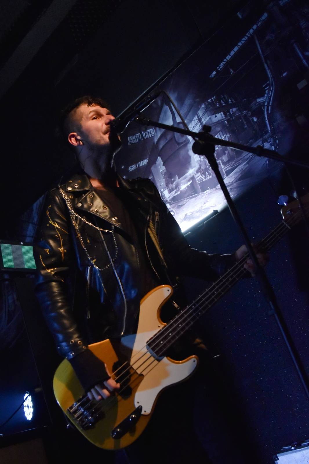 Trička a boty šly dolů. Civilní Obrana a Lety Mimo roztančily kladenské Black Road Café