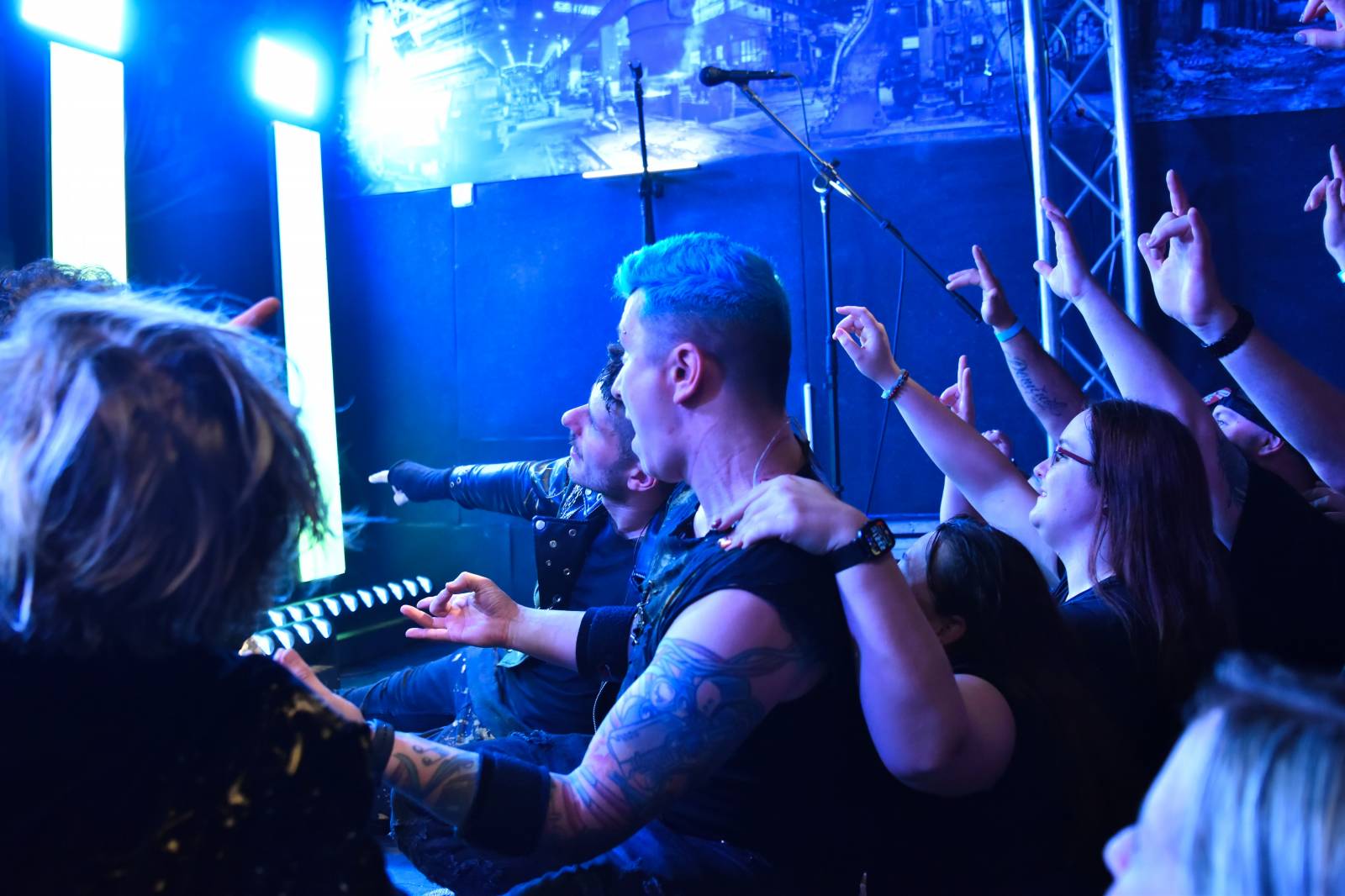 Trička a boty šly dolů. Civilní Obrana a Lety Mimo roztančily kladenské Black Road Café