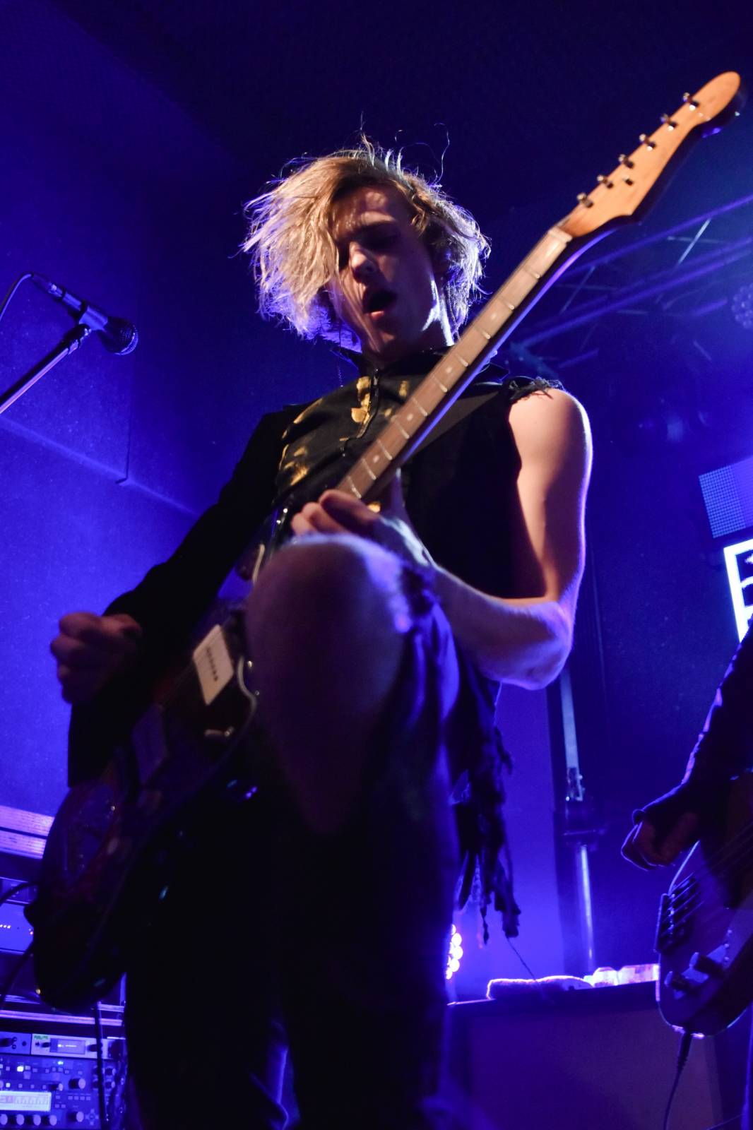 Trička a boty šly dolů. Civilní Obrana a Lety Mimo roztančily kladenské Black Road Café