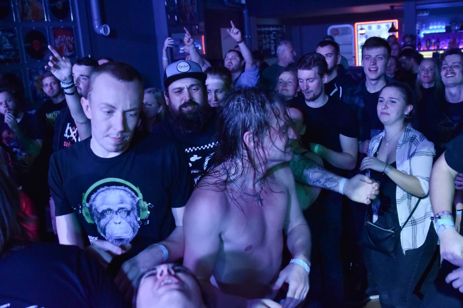 Trička a boty šly dolů. Civilní Obrana a Lety Mimo roztančily kladenské Black Road Café