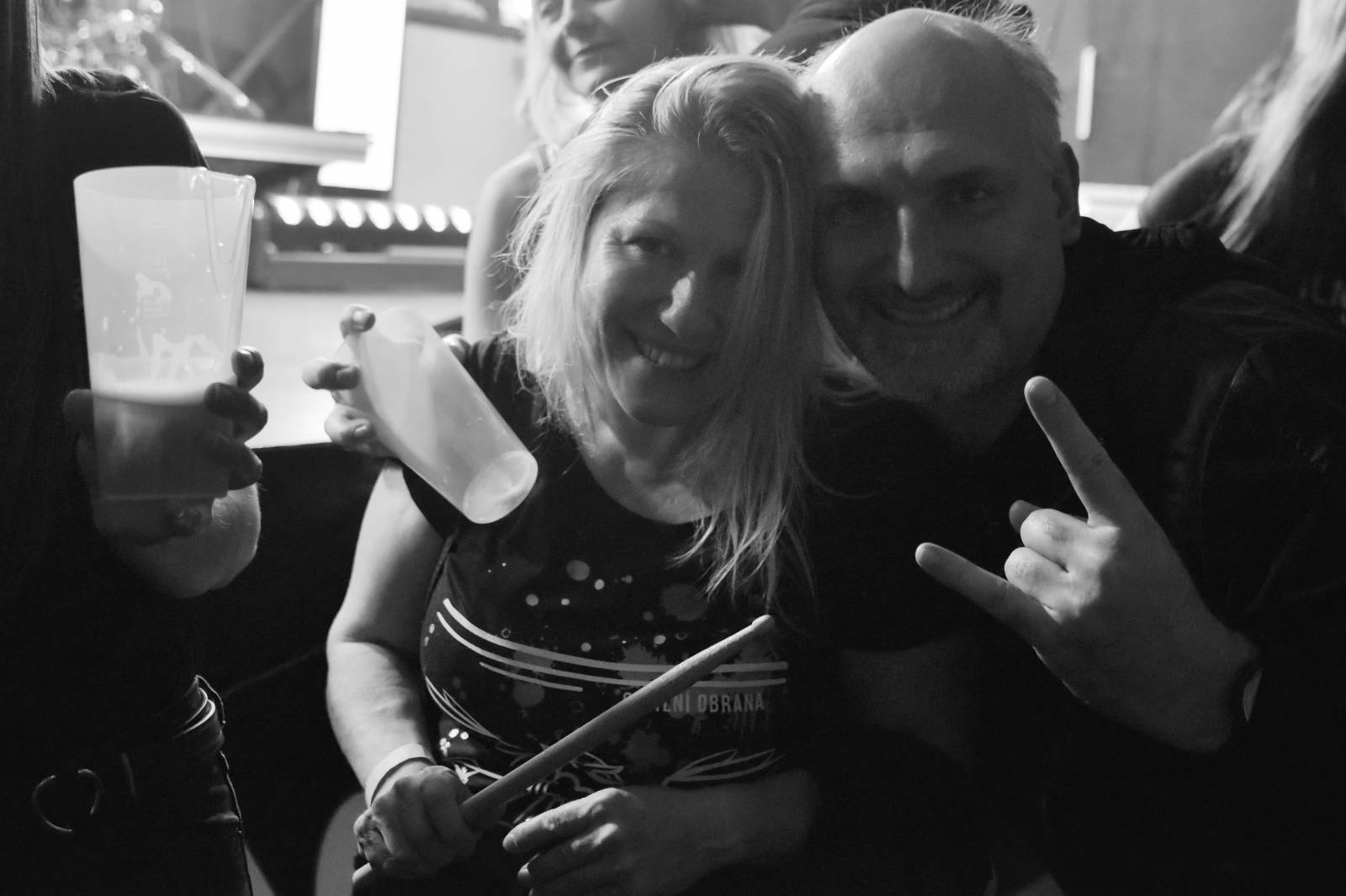 Trička a boty šly dolů. Civilní Obrana a Lety Mimo roztančily kladenské Black Road Café