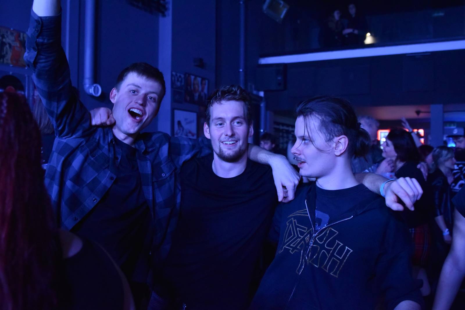 Trička a boty šly dolů. Civilní Obrana a Lety Mimo roztančily kladenské Black Road Café