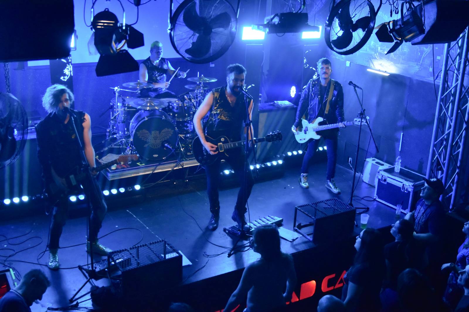 Trička a boty šly dolů. Civilní Obrana a Lety Mimo roztančily kladenské Black Road Café