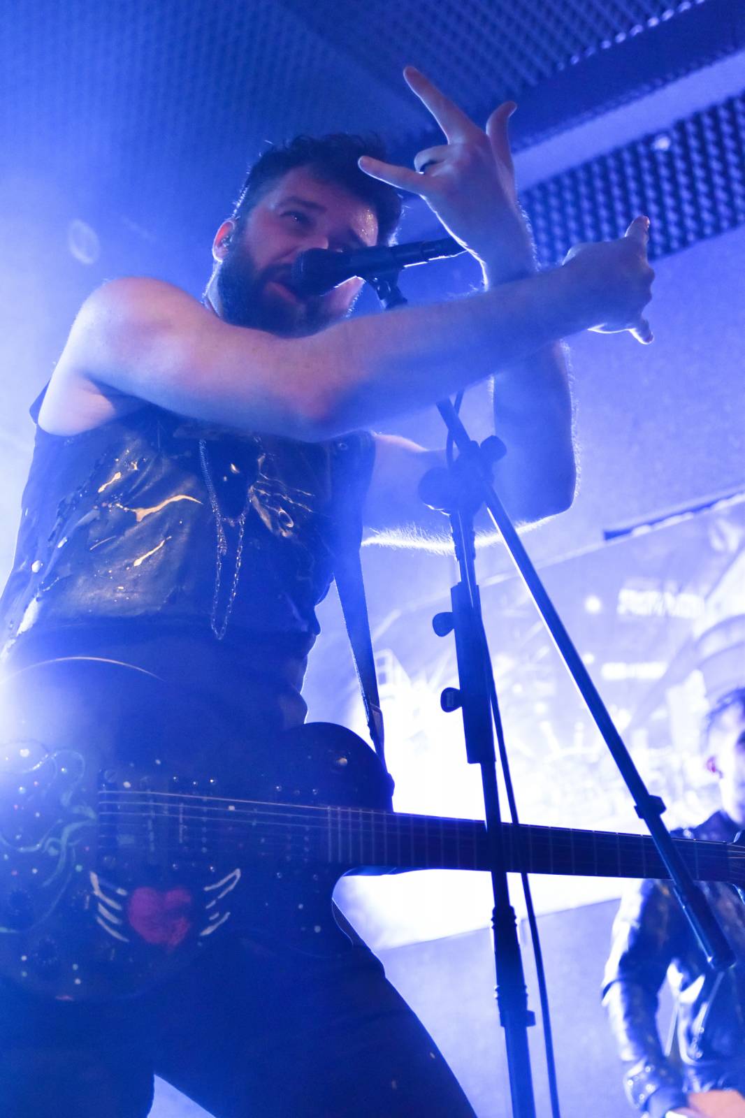 Trička a boty šly dolů. Civilní Obrana a Lety Mimo roztančily kladenské Black Road Café