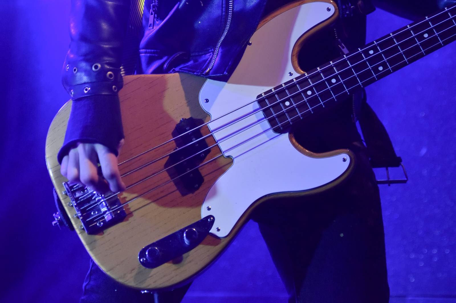 Trička a boty šly dolů. Civilní Obrana a Lety Mimo roztančily kladenské Black Road Café