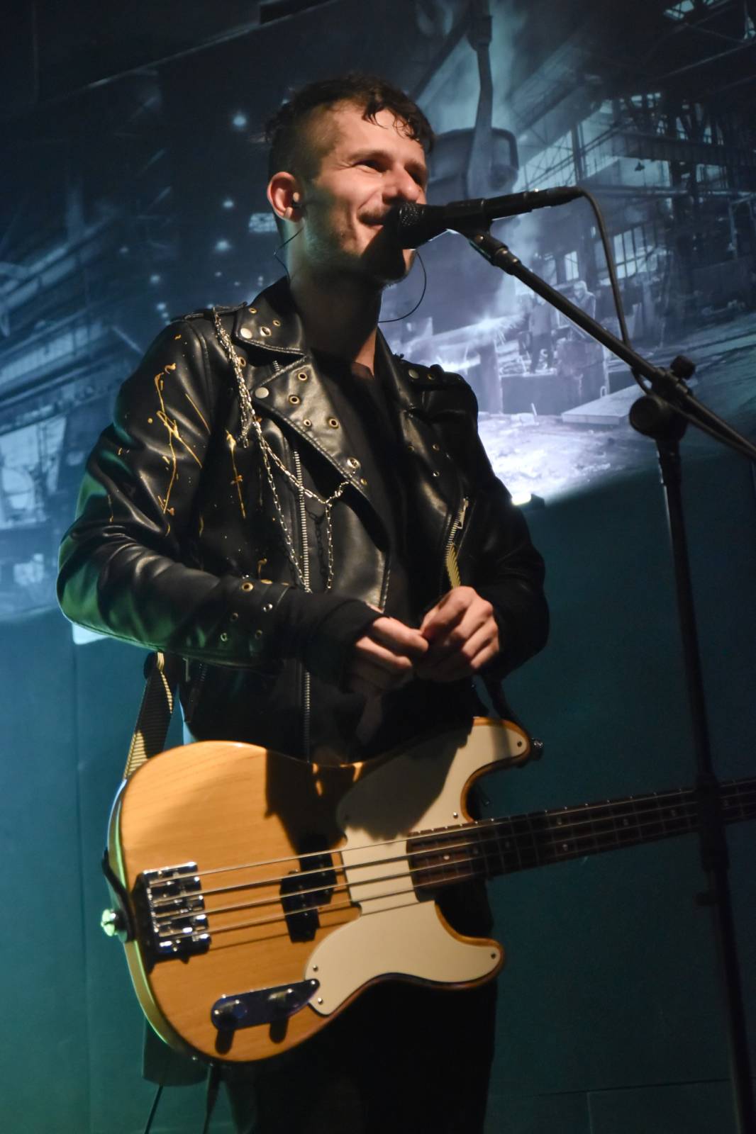 Trička a boty šly dolů. Civilní Obrana a Lety Mimo roztančily kladenské Black Road Café