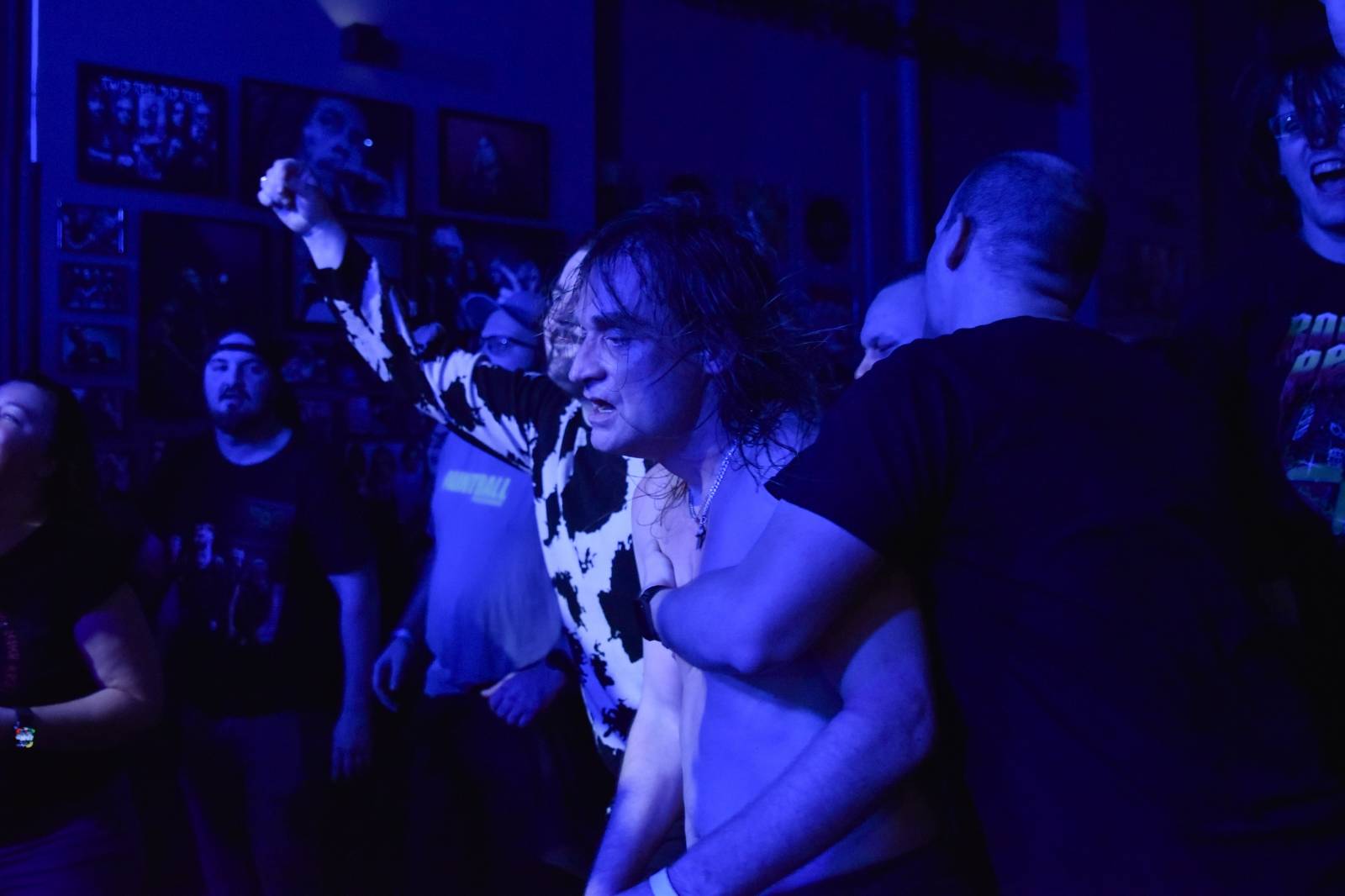 Trička a boty šly dolů. Civilní Obrana a Lety Mimo roztančily kladenské Black Road Café