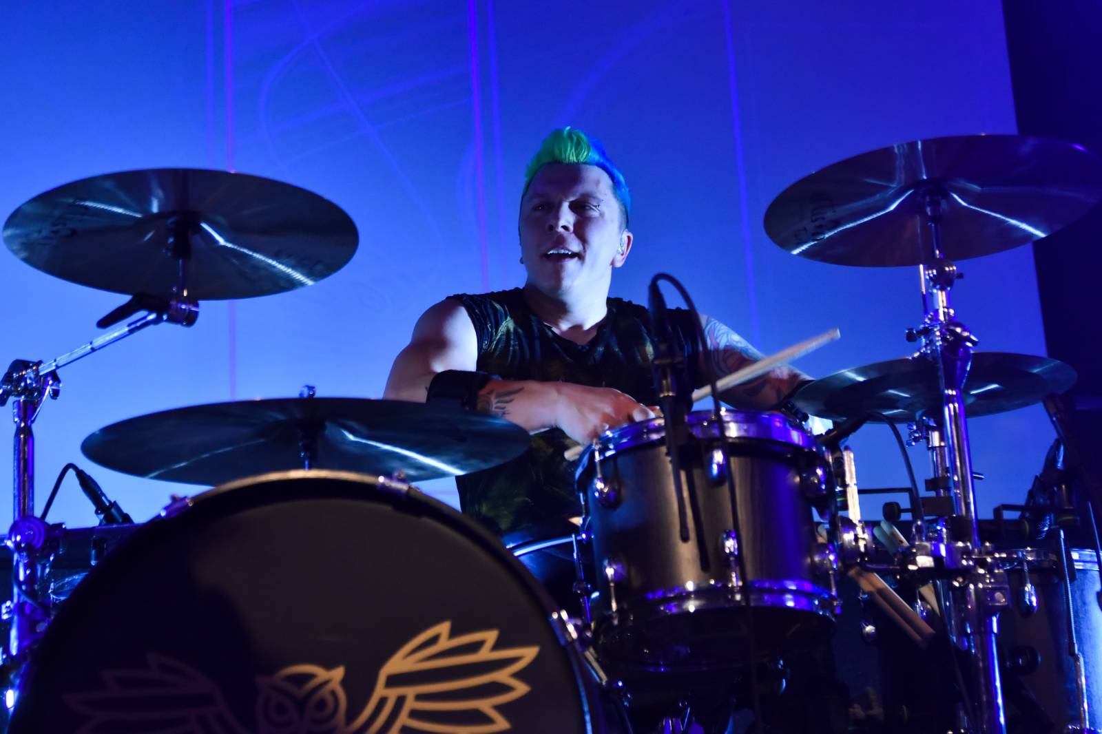 Trička a boty šly dolů. Civilní Obrana a Lety Mimo roztančily kladenské Black Road Café