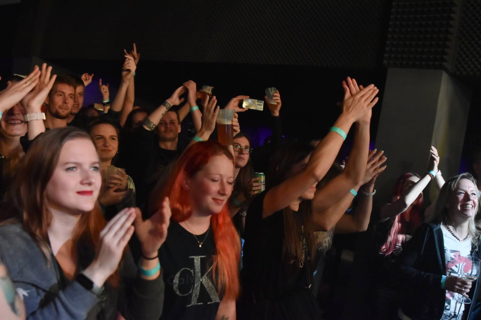 Trička a boty šly dolů. Civilní Obrana a Lety Mimo roztančily kladenské Black Road Café