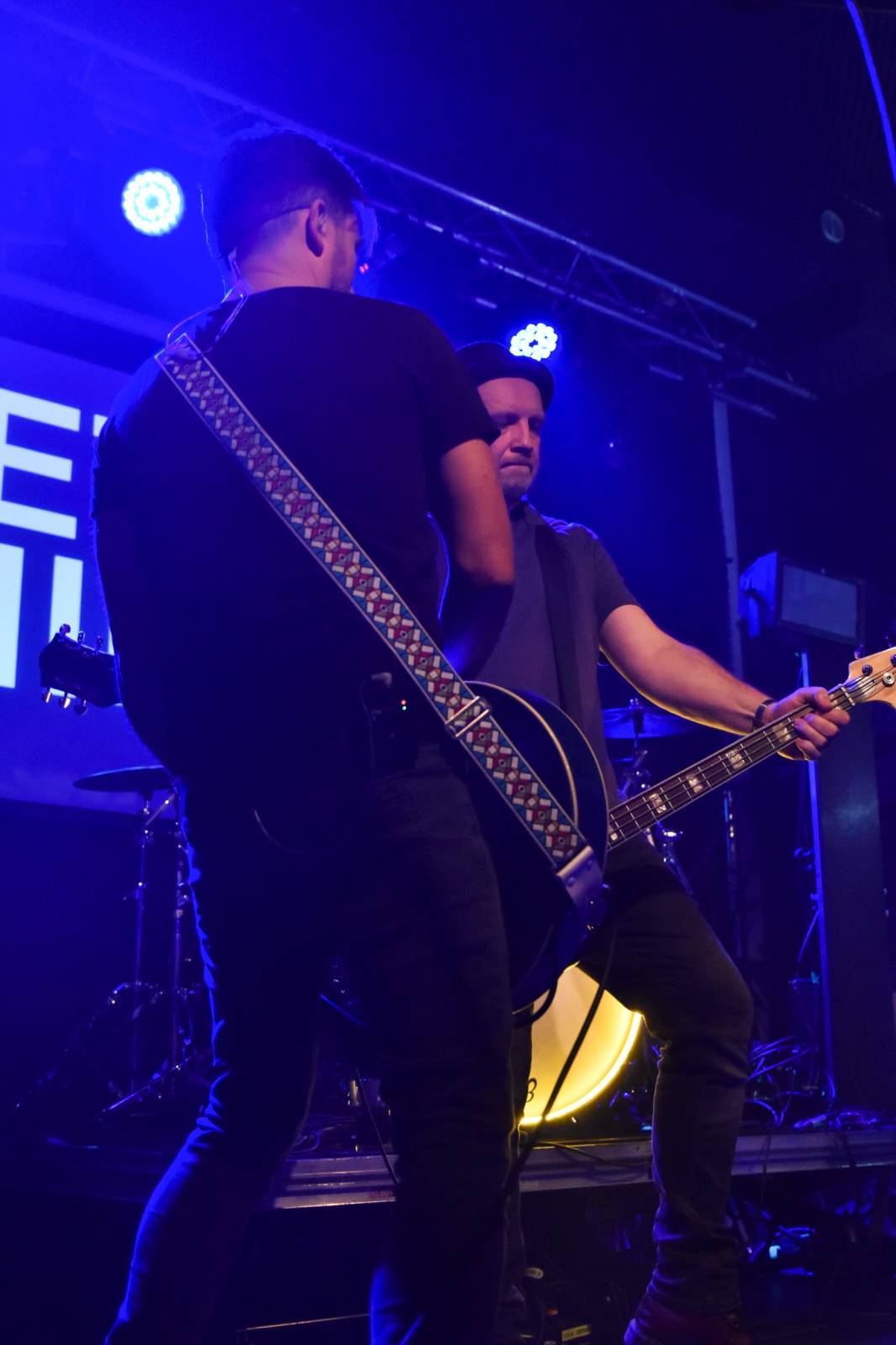 Trička a boty šly dolů. Civilní Obrana a Lety Mimo roztančily kladenské Black Road Café