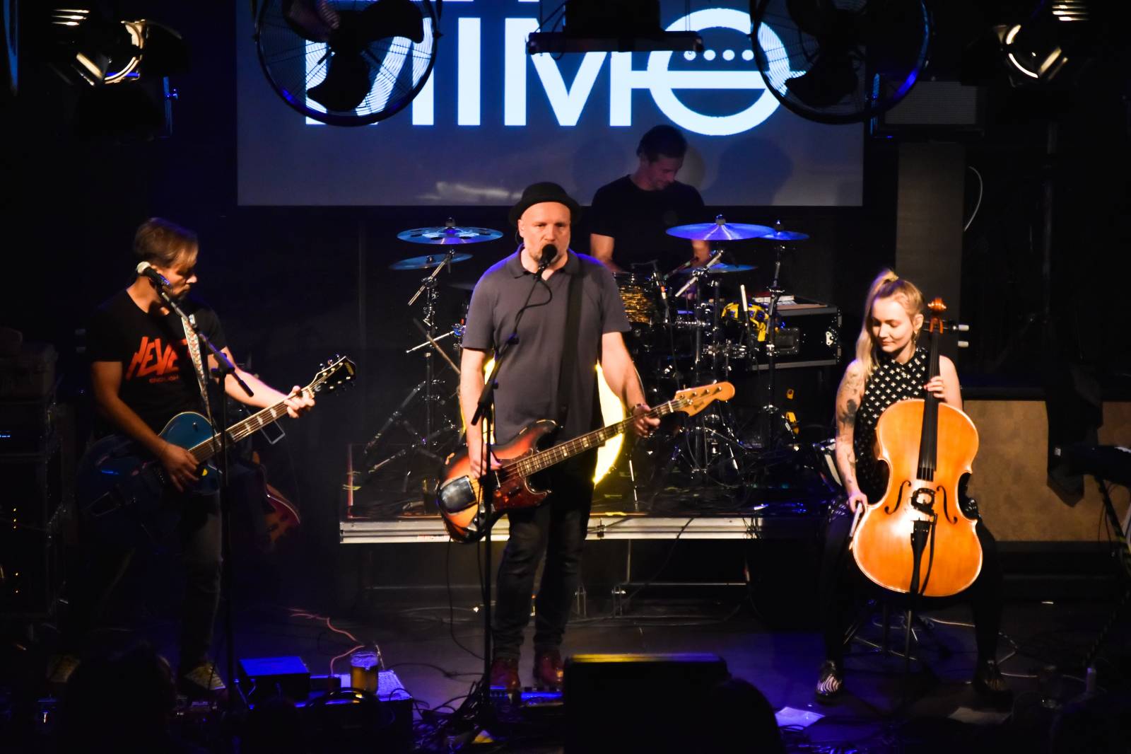 Trička a boty šly dolů. Civilní Obrana a Lety Mimo roztančily kladenské Black Road Café