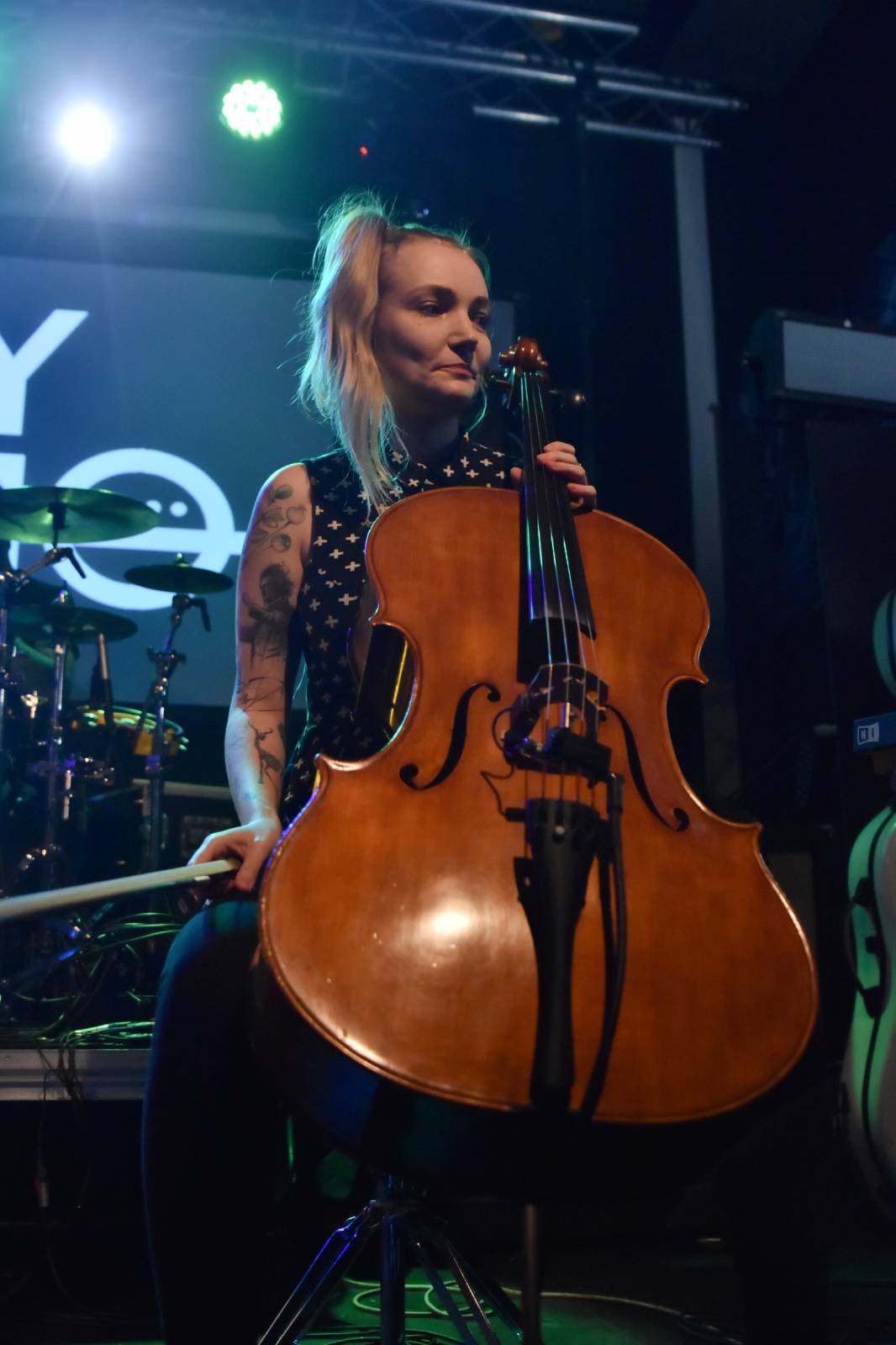 Trička a boty šly dolů. Civilní Obrana a Lety Mimo roztančily kladenské Black Road Café