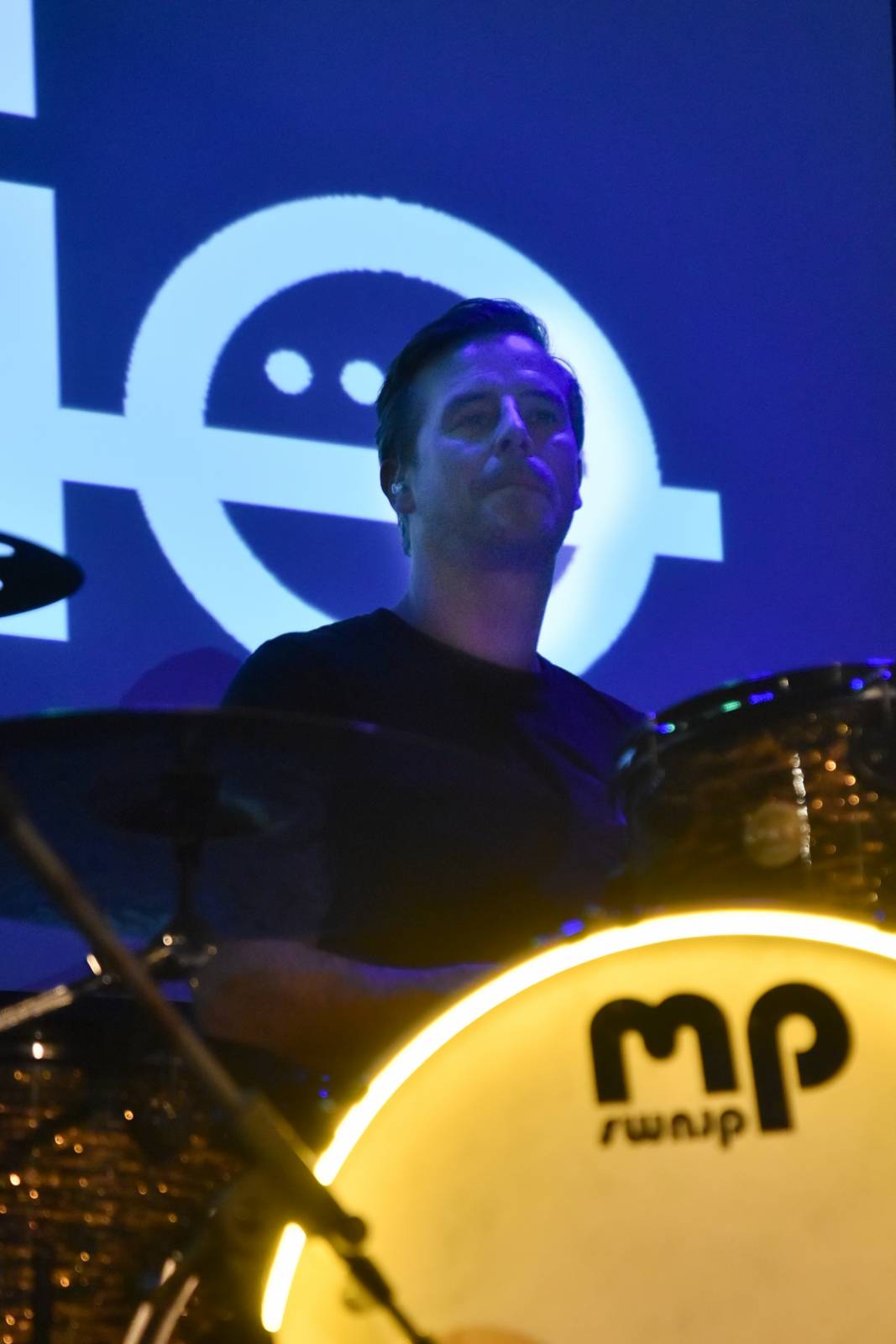 Trička a boty šly dolů. Civilní Obrana a Lety Mimo roztančily kladenské Black Road Café