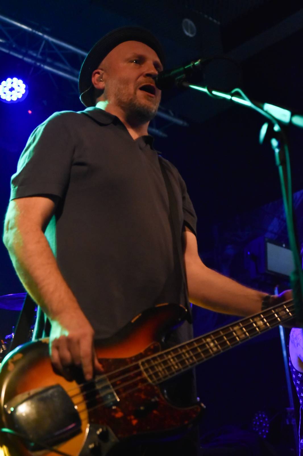 Trička a boty šly dolů. Civilní Obrana a Lety Mimo roztančily kladenské Black Road Café