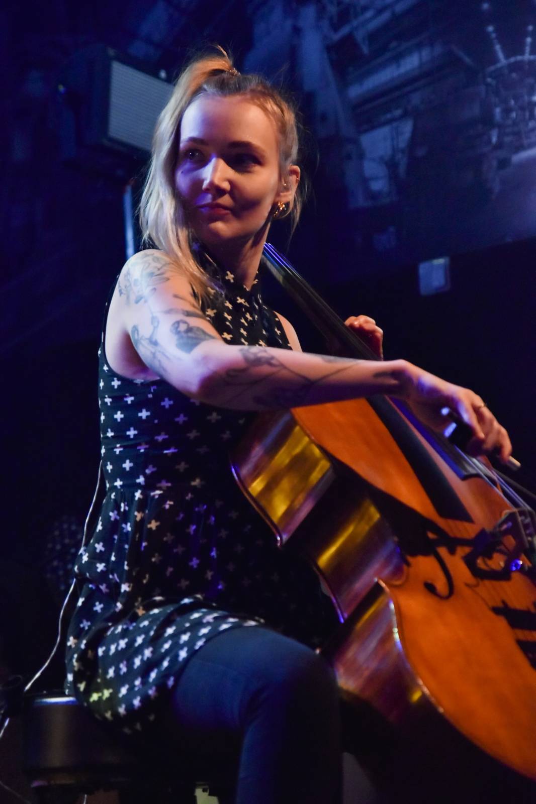 Trička a boty šly dolů. Civilní Obrana a Lety Mimo roztančily kladenské Black Road Café