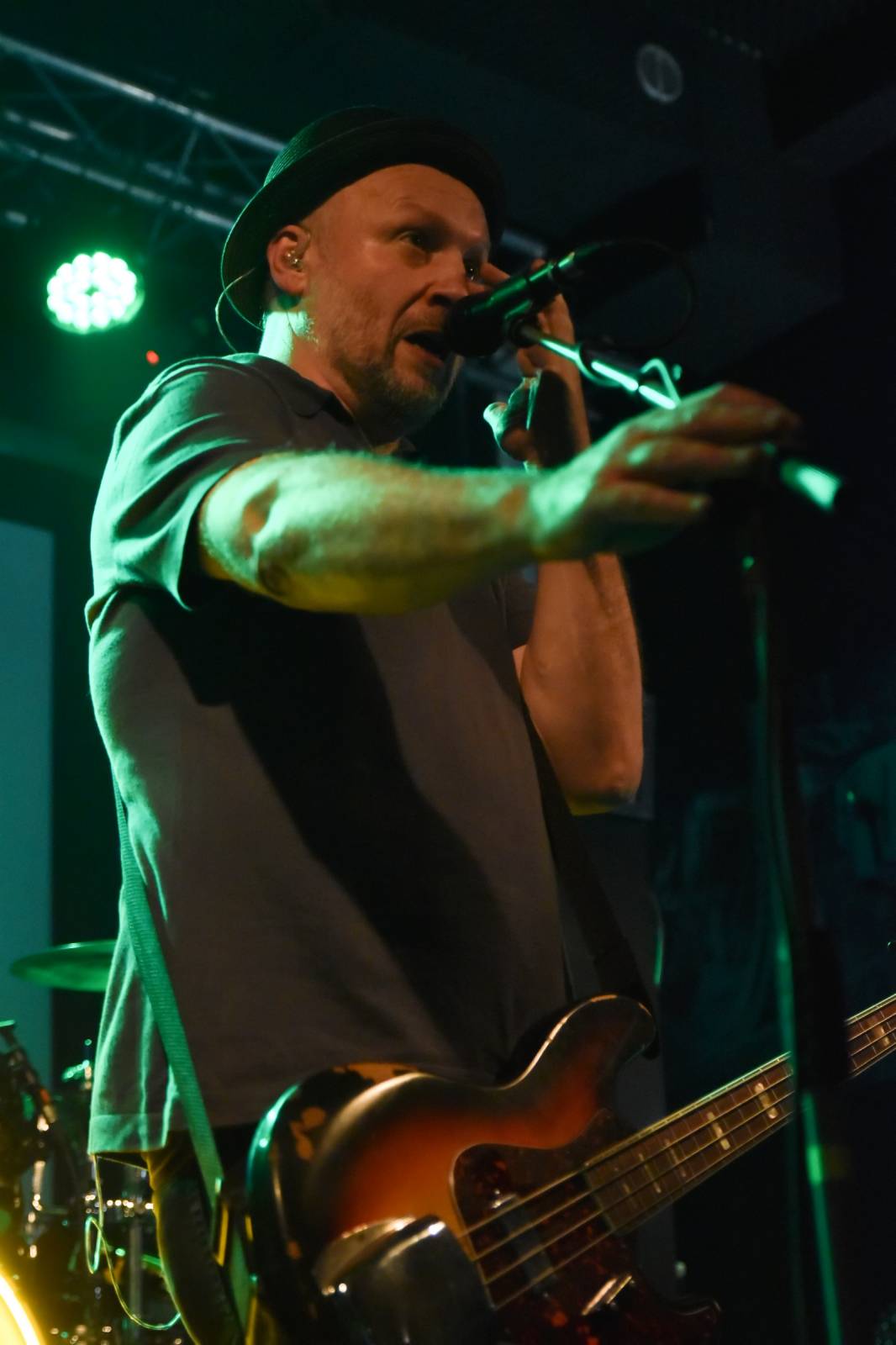 Trička a boty šly dolů. Civilní Obrana a Lety Mimo roztančily kladenské Black Road Café