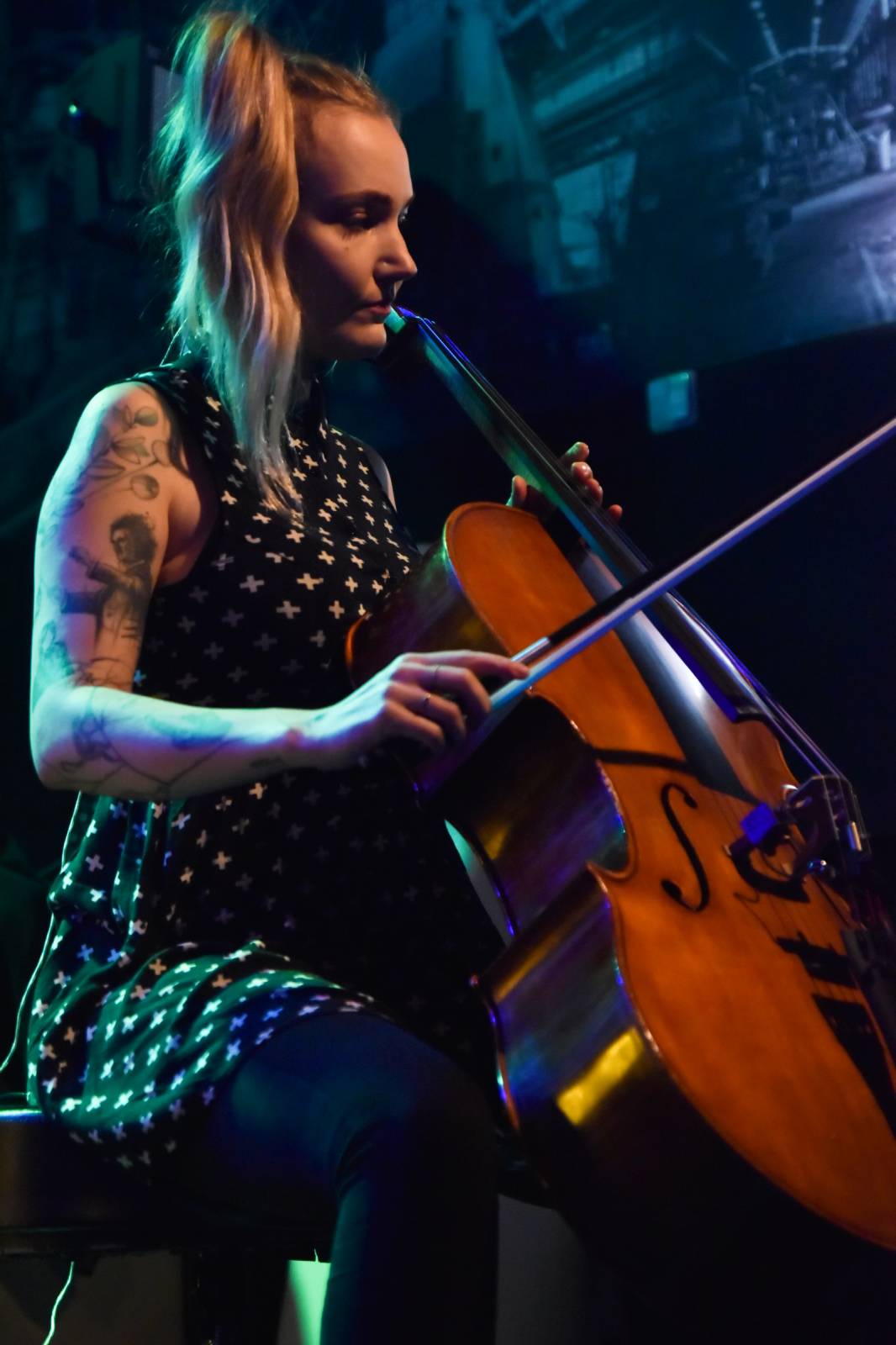 Trička a boty šly dolů. Civilní Obrana a Lety Mimo roztančily kladenské Black Road Café