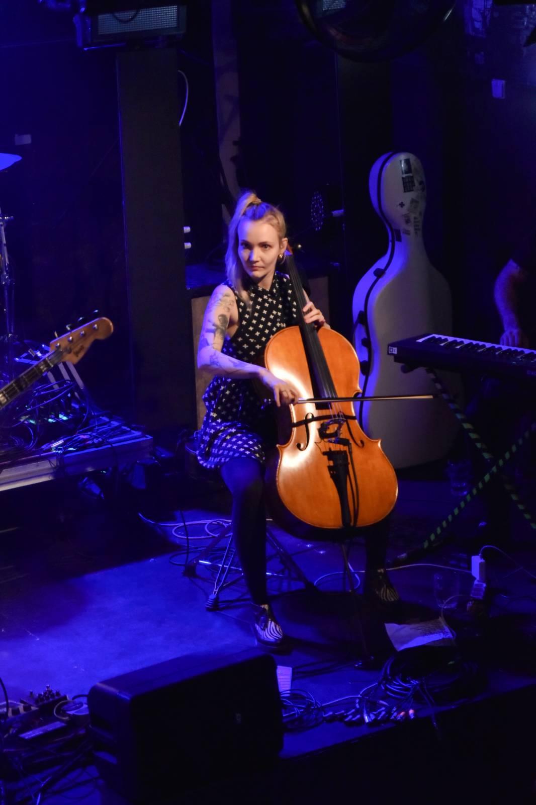 Trička a boty šly dolů. Civilní Obrana a Lety Mimo roztančily kladenské Black Road Café