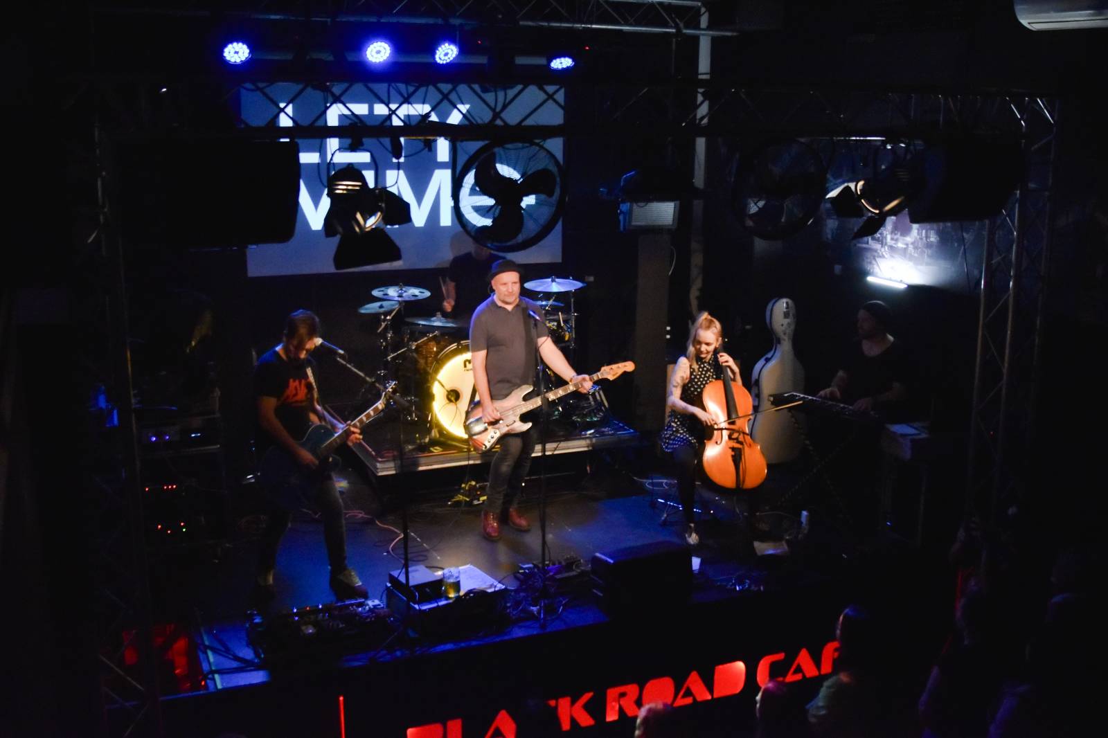 Trička a boty šly dolů. Civilní Obrana a Lety Mimo roztančily kladenské Black Road Café