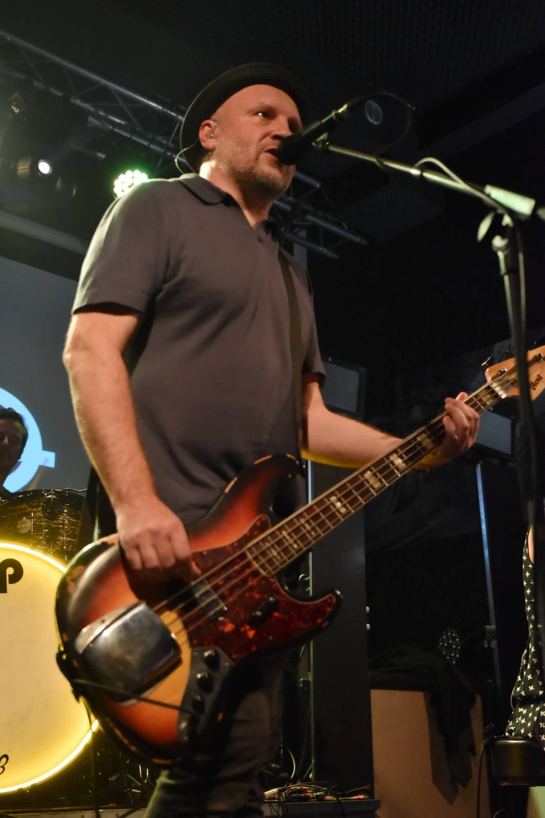 Trička a boty šly dolů. Civilní Obrana a Lety Mimo roztančily kladenské Black Road Café