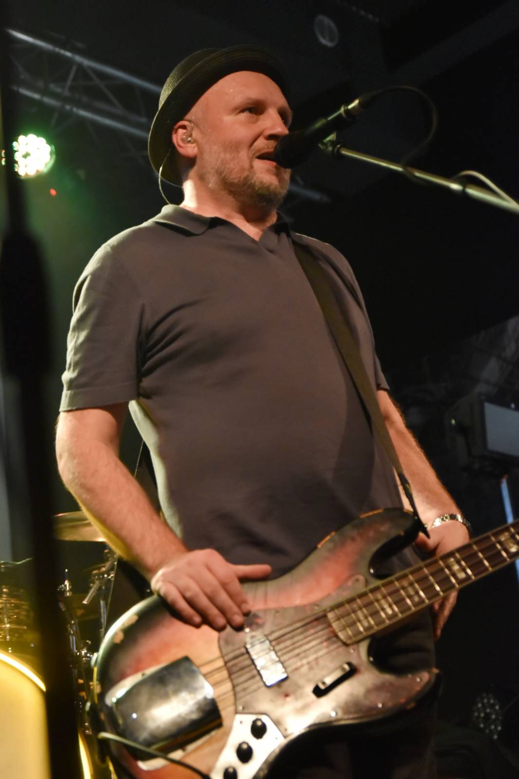 Trička a boty šly dolů. Civilní Obrana a Lety Mimo roztančily kladenské Black Road Café