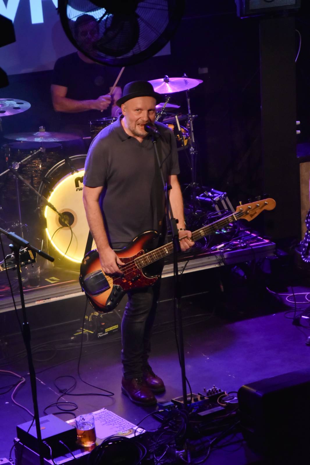 Trička a boty šly dolů. Civilní Obrana a Lety Mimo roztančily kladenské Black Road Café