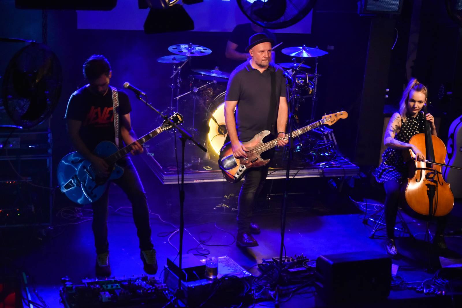 Trička a boty šly dolů. Civilní Obrana a Lety Mimo roztančily kladenské Black Road Café