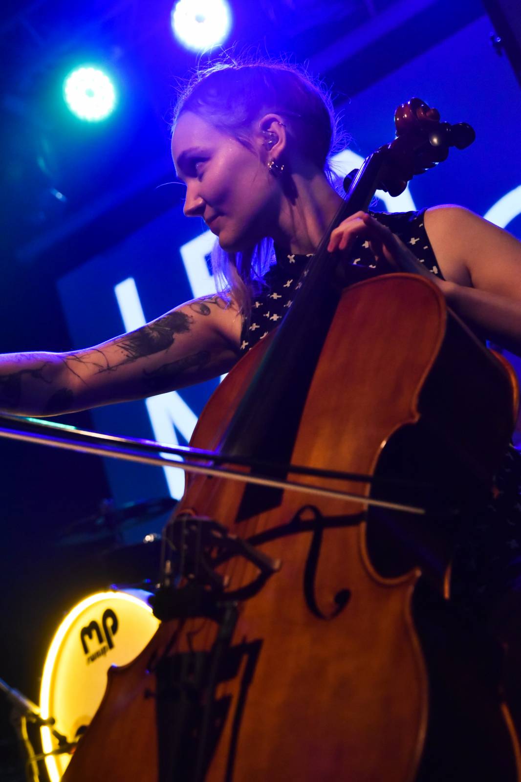 Trička a boty šly dolů. Civilní Obrana a Lety Mimo roztančily kladenské Black Road Café