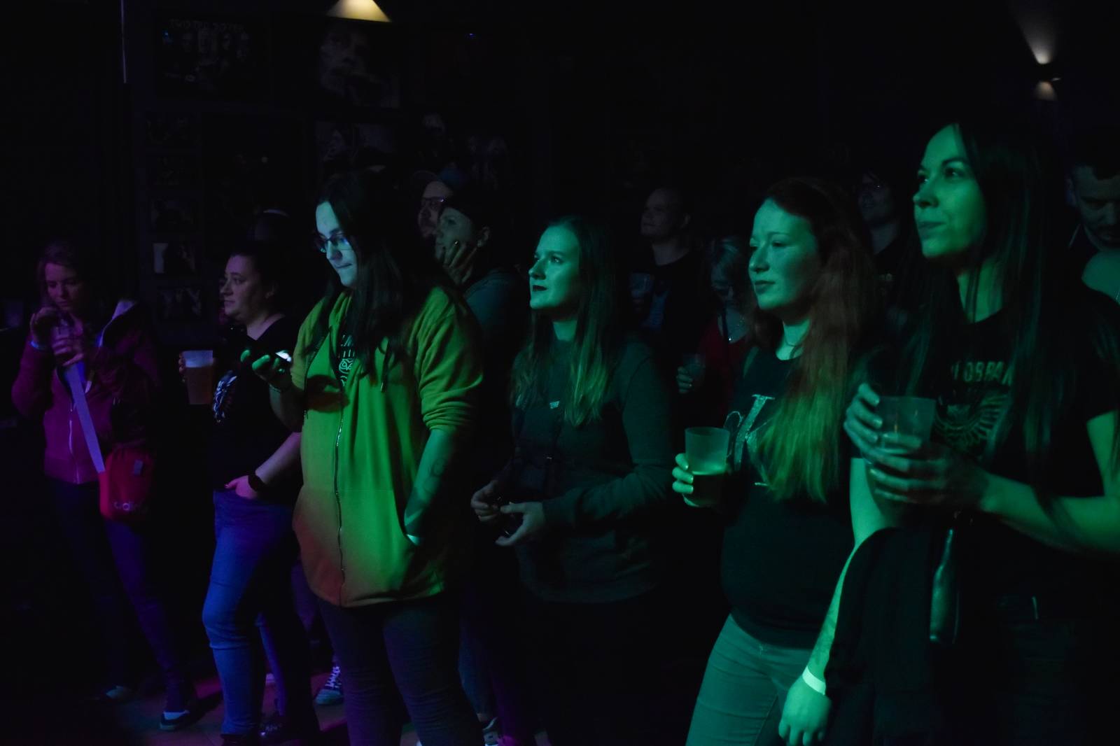 Trička a boty šly dolů. Civilní Obrana a Lety Mimo roztančily kladenské Black Road Café