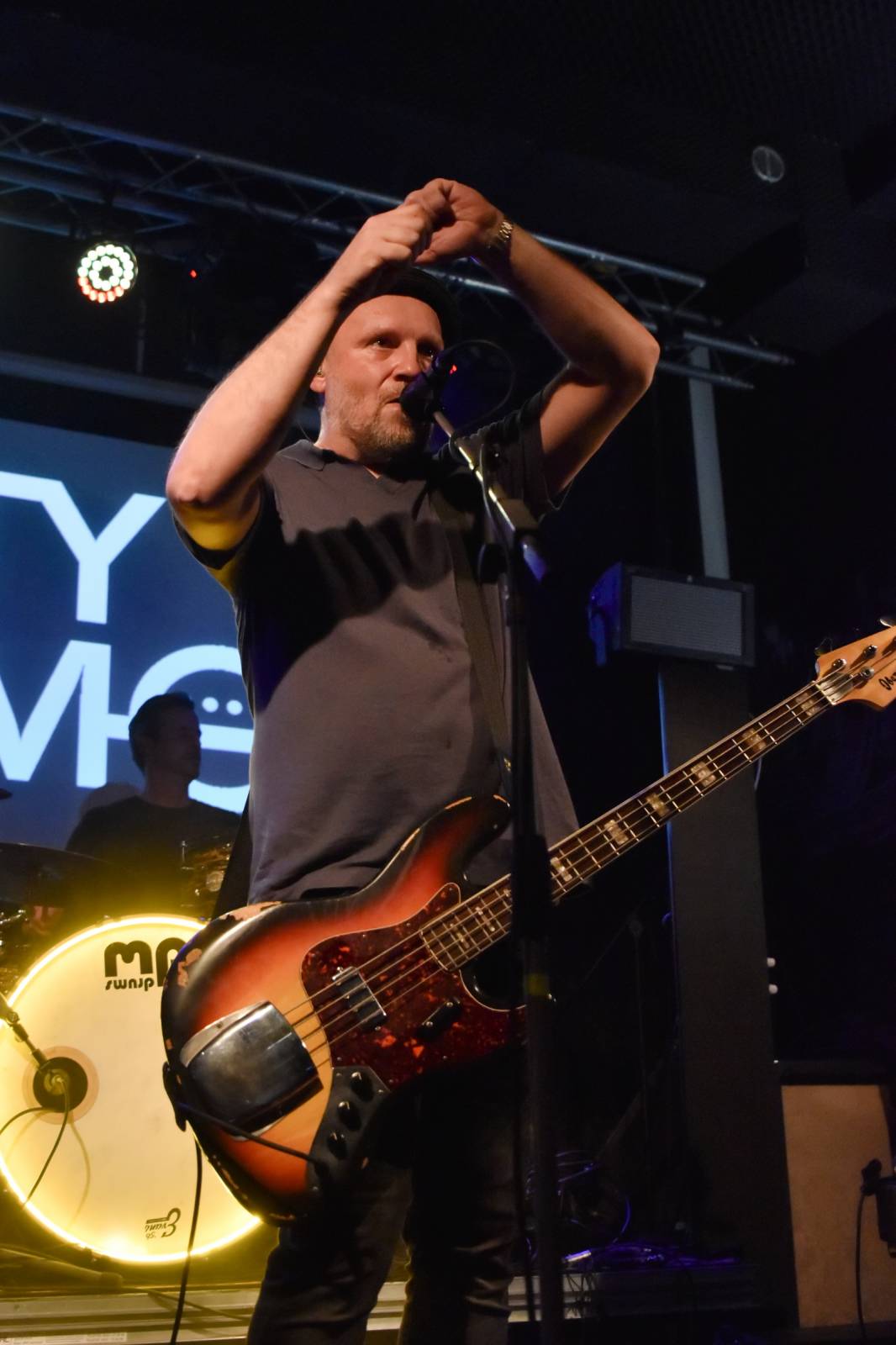 Trička a boty šly dolů. Civilní Obrana a Lety Mimo roztančily kladenské Black Road Café