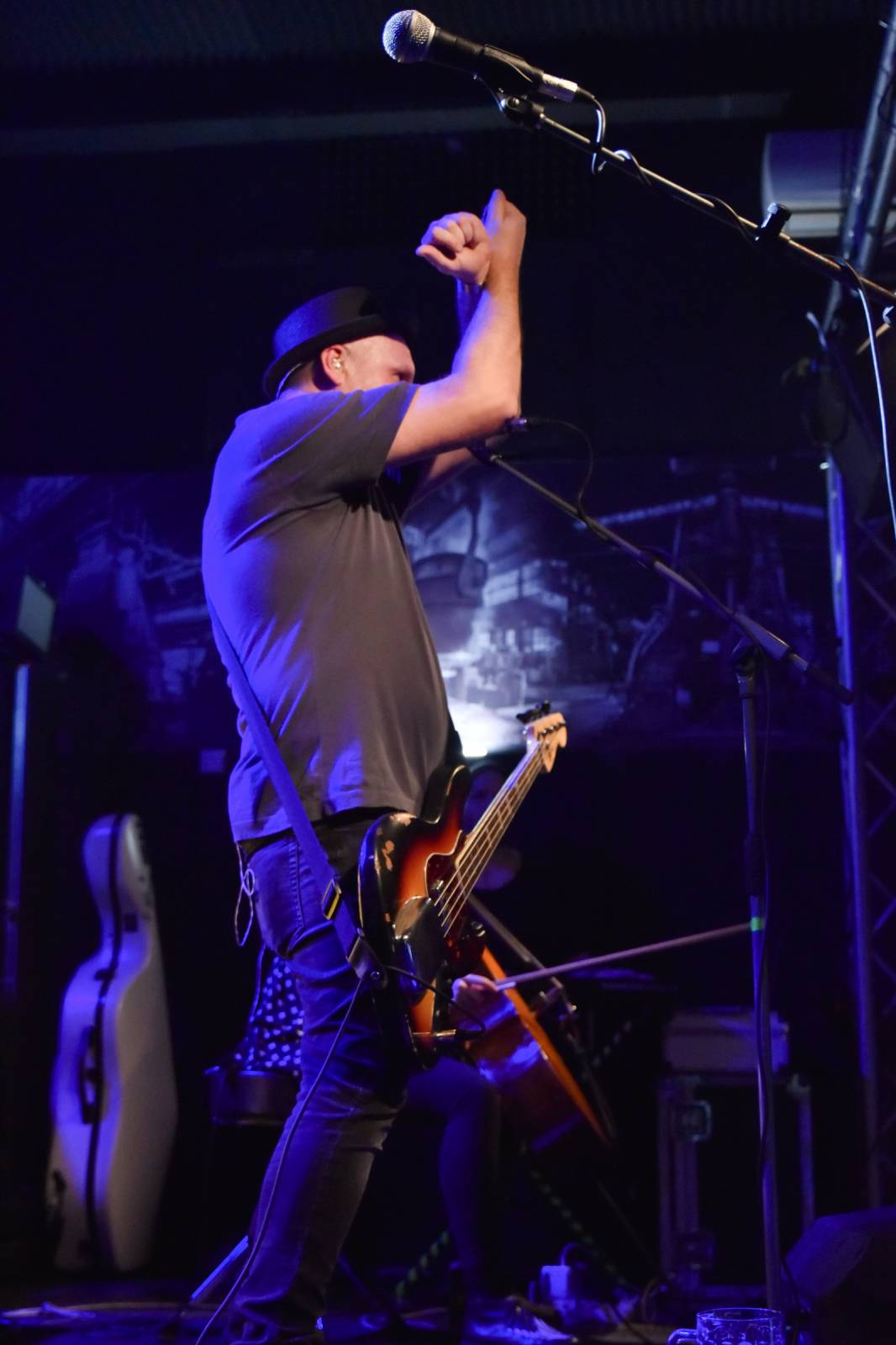 Trička a boty šly dolů. Civilní Obrana a Lety Mimo roztančily kladenské Black Road Café