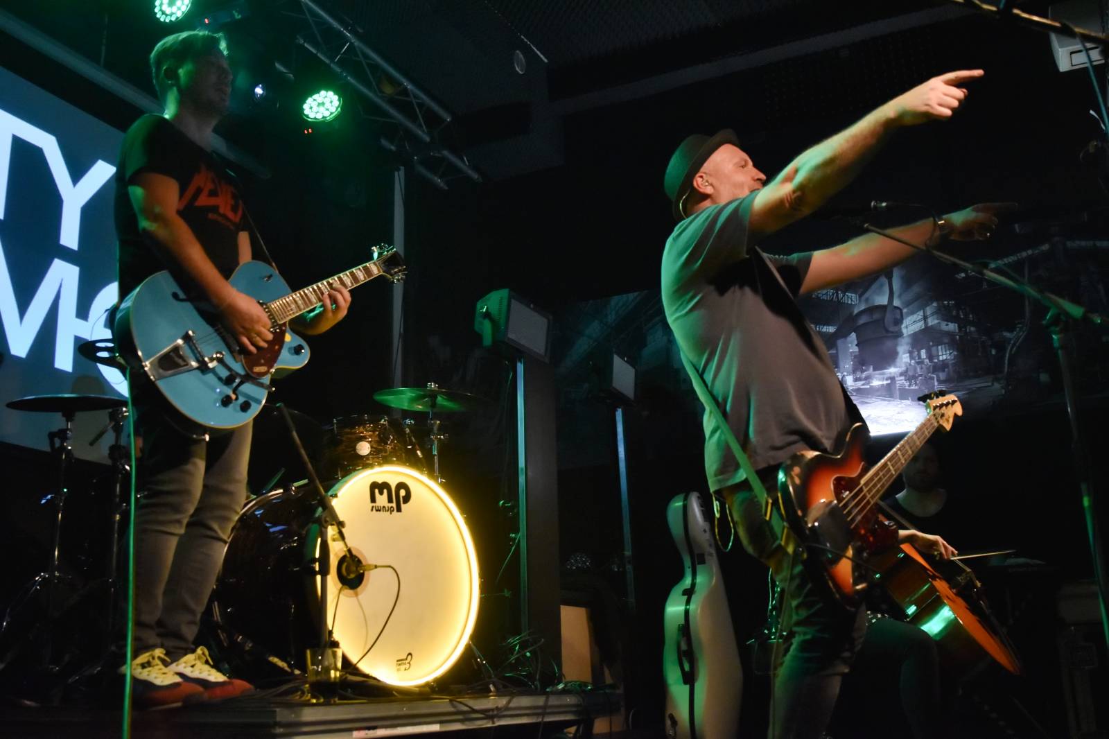 Trička a boty šly dolů. Civilní Obrana a Lety Mimo roztančily kladenské Black Road Café