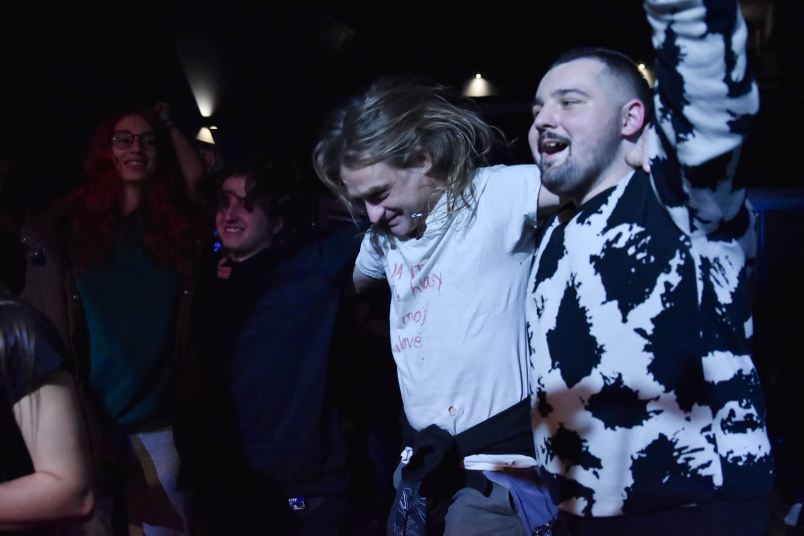 Trička a boty šly dolů. Civilní Obrana a Lety Mimo roztančily kladenské Black Road Café