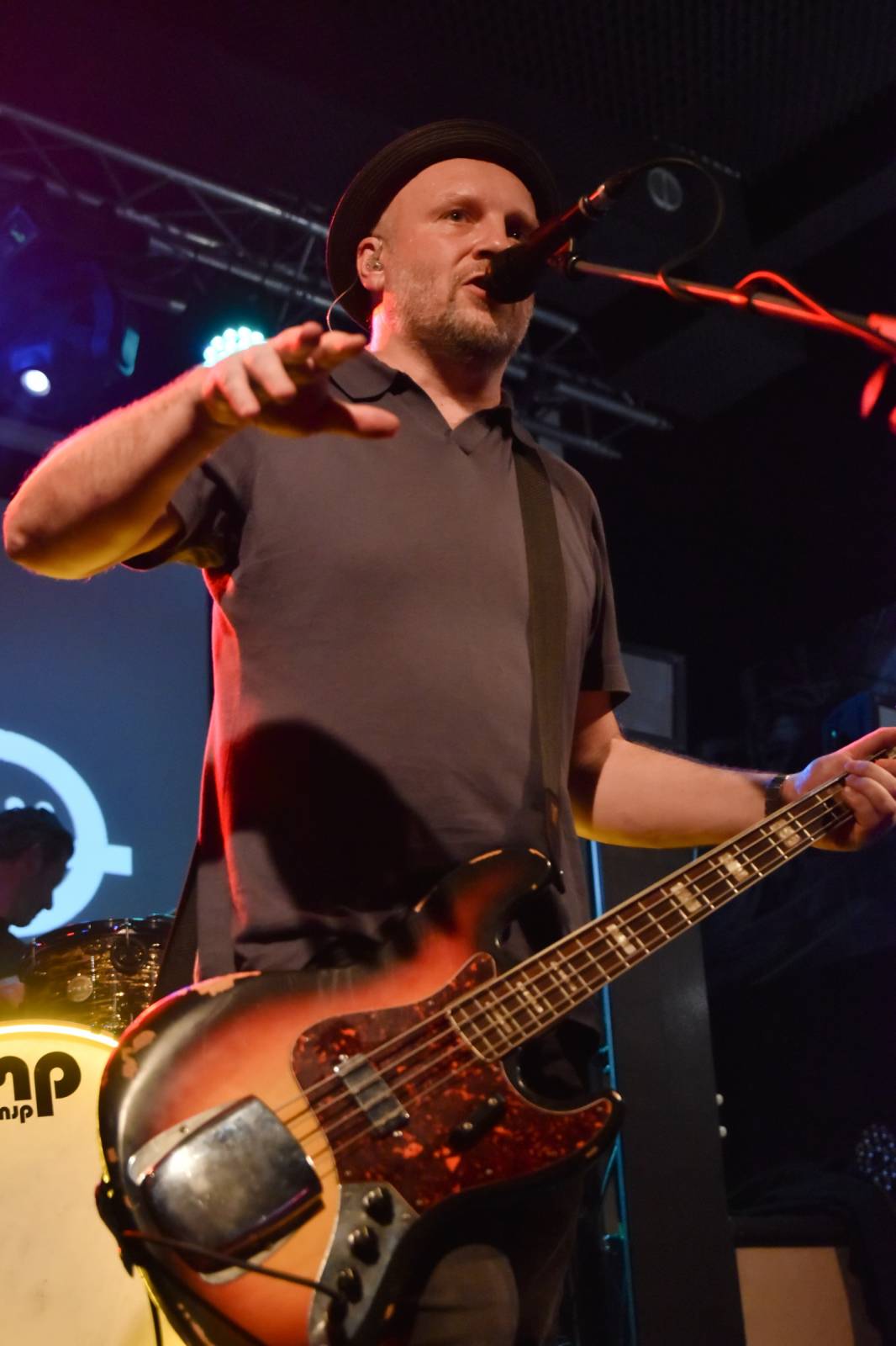 Trička a boty šly dolů. Civilní Obrana a Lety Mimo roztančily kladenské Black Road Café