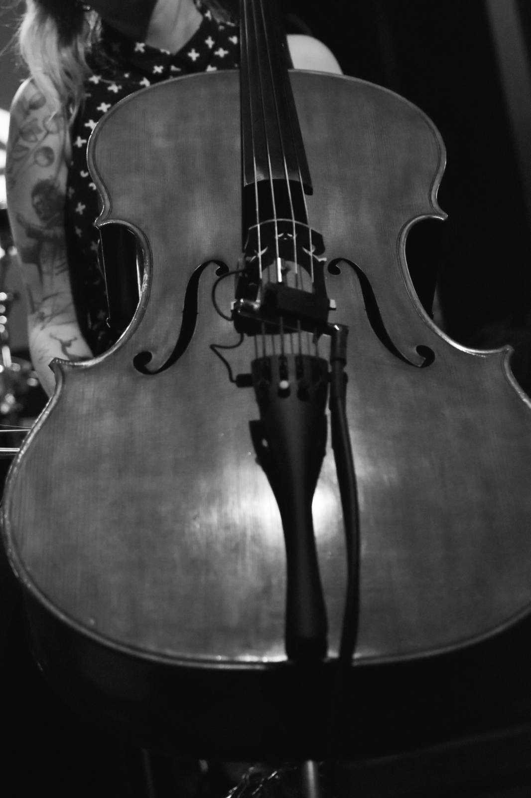 Trička a boty šly dolů. Civilní Obrana a Lety Mimo roztančily kladenské Black Road Café