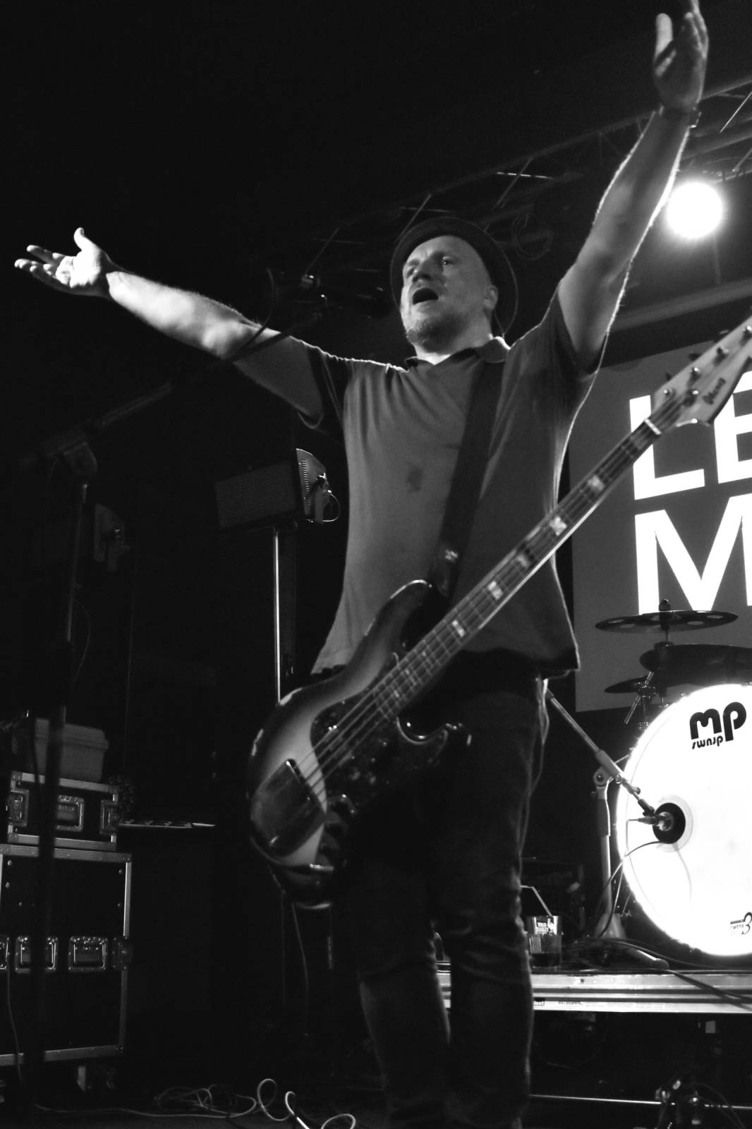 Trička a boty šly dolů. Civilní Obrana a Lety Mimo roztančily kladenské Black Road Café