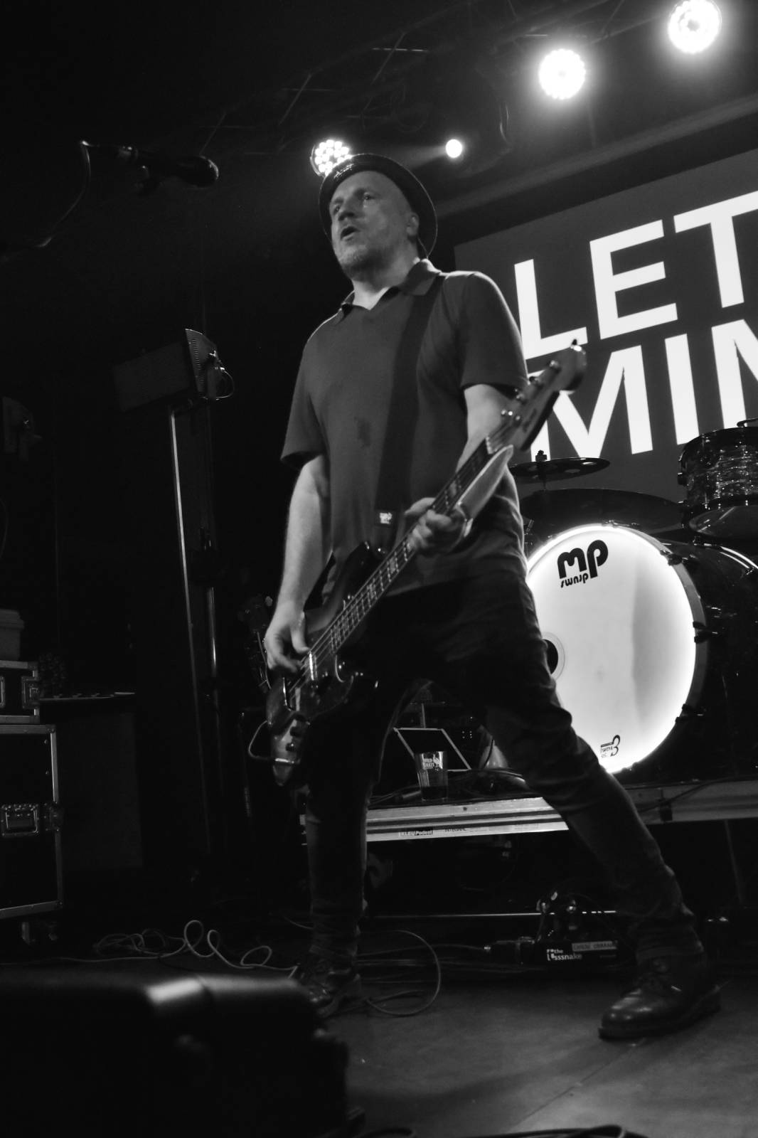 Trička a boty šly dolů. Civilní Obrana a Lety Mimo roztančily kladenské Black Road Café