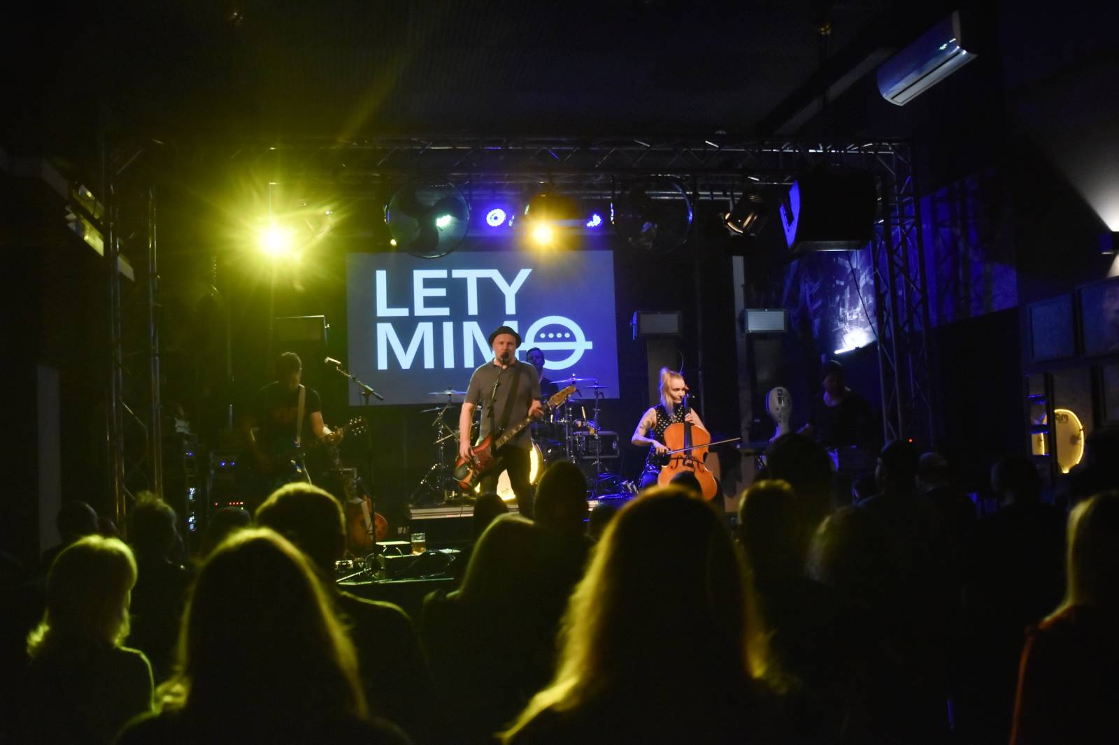 Trička a boty šly dolů. Civilní Obrana a Lety Mimo roztančily kladenské Black Road Café