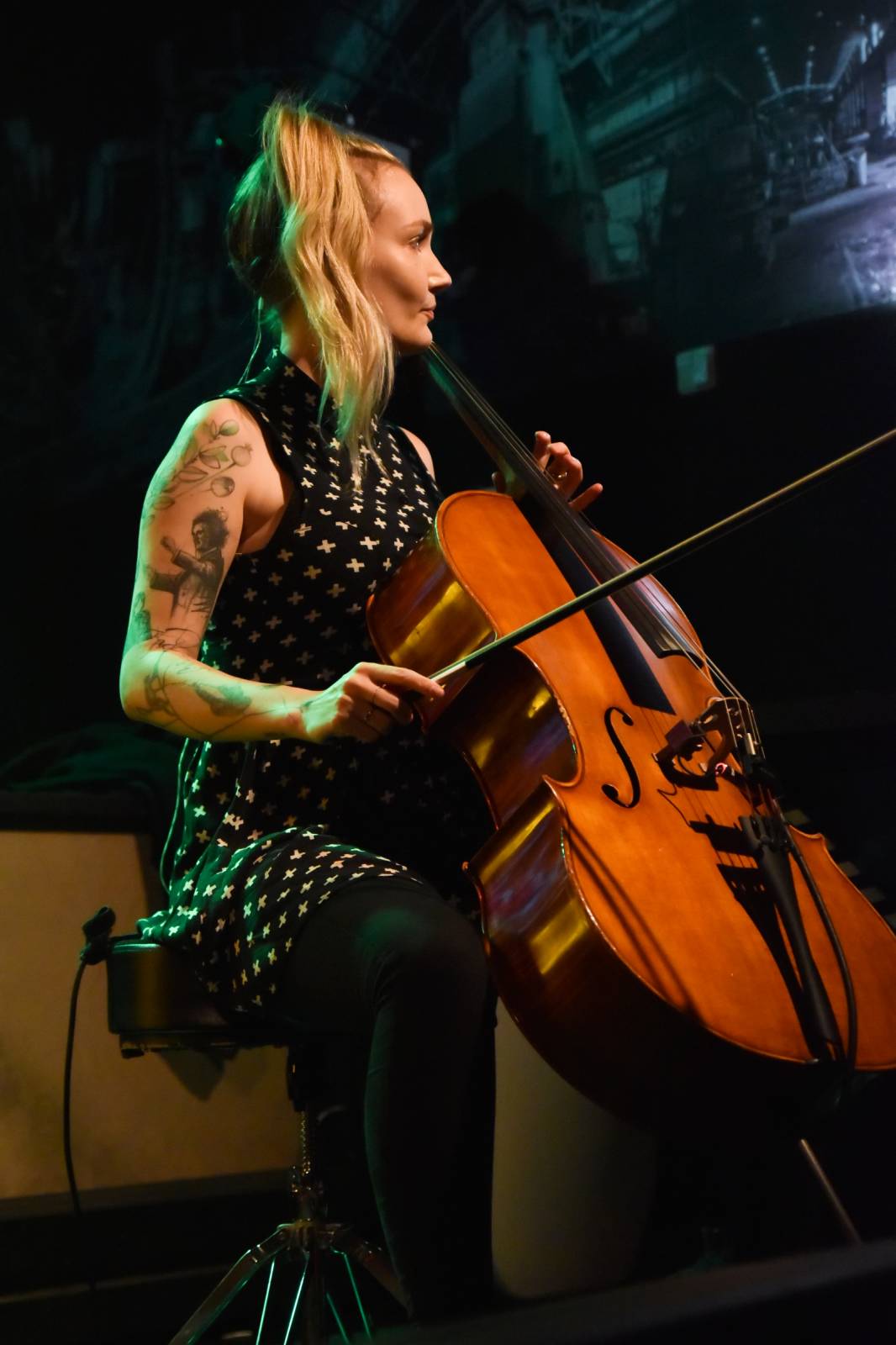 Trička a boty šly dolů. Civilní Obrana a Lety Mimo roztančily kladenské Black Road Café