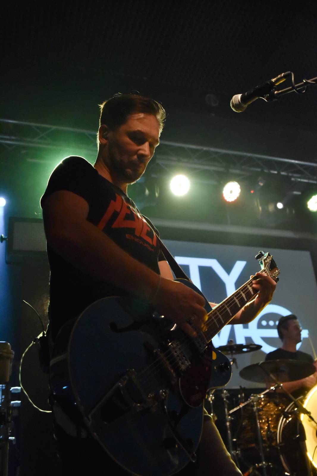 Trička a boty šly dolů. Civilní Obrana a Lety Mimo roztančily kladenské Black Road Café