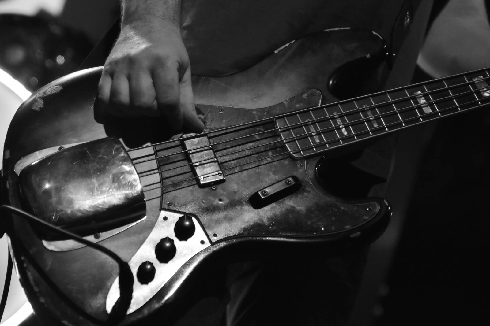 Trička a boty šly dolů. Civilní Obrana a Lety Mimo roztančily kladenské Black Road Café