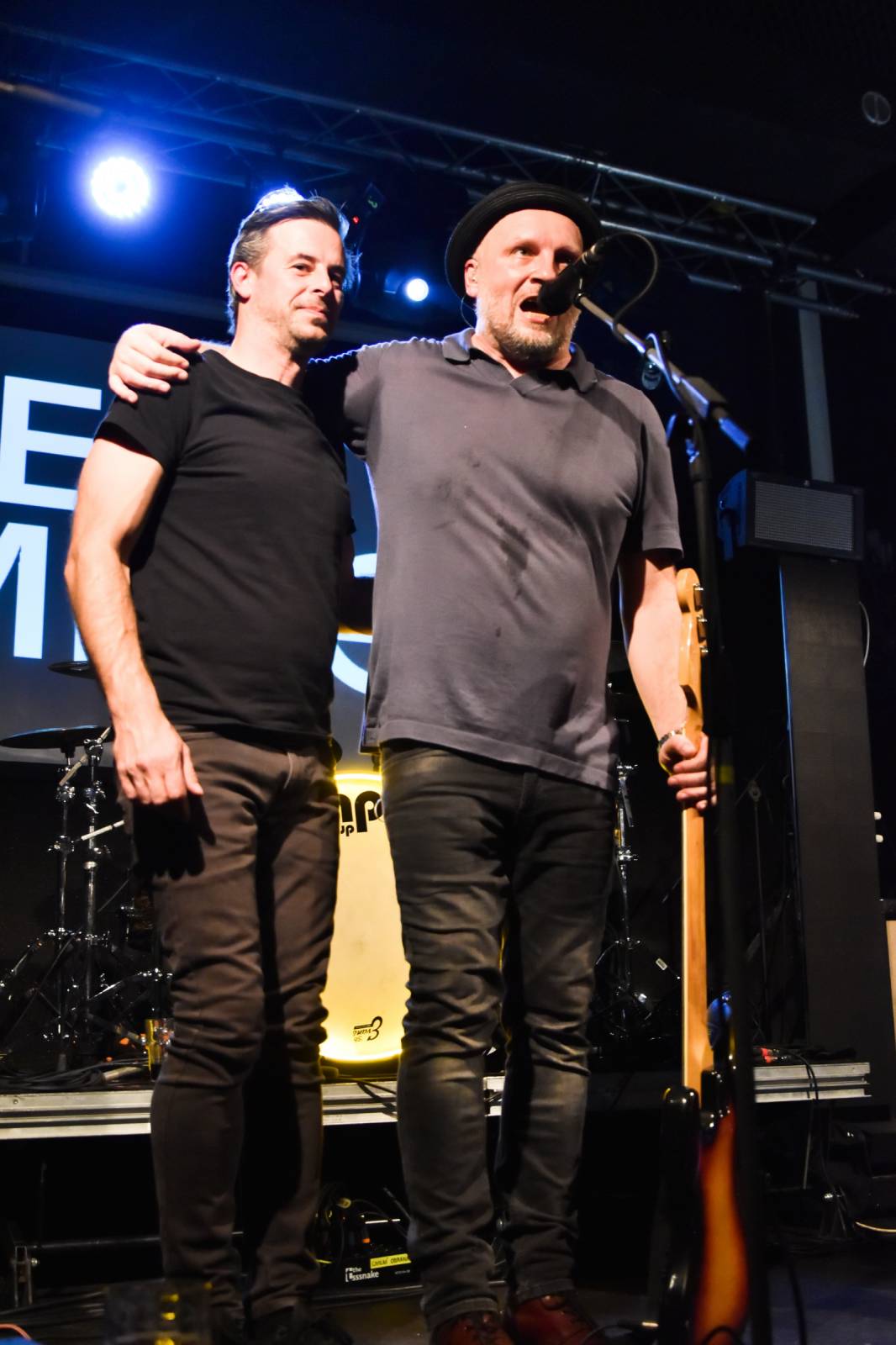 Trička a boty šly dolů. Civilní Obrana a Lety Mimo roztančily kladenské Black Road Café