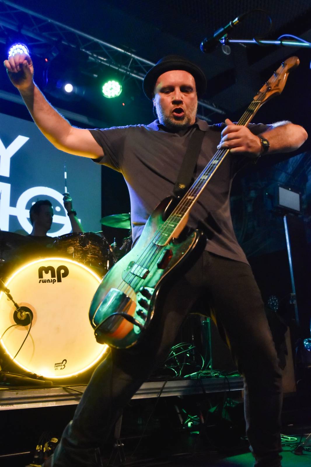 Trička a boty šly dolů. Civilní Obrana a Lety Mimo roztančily kladenské Black Road Café