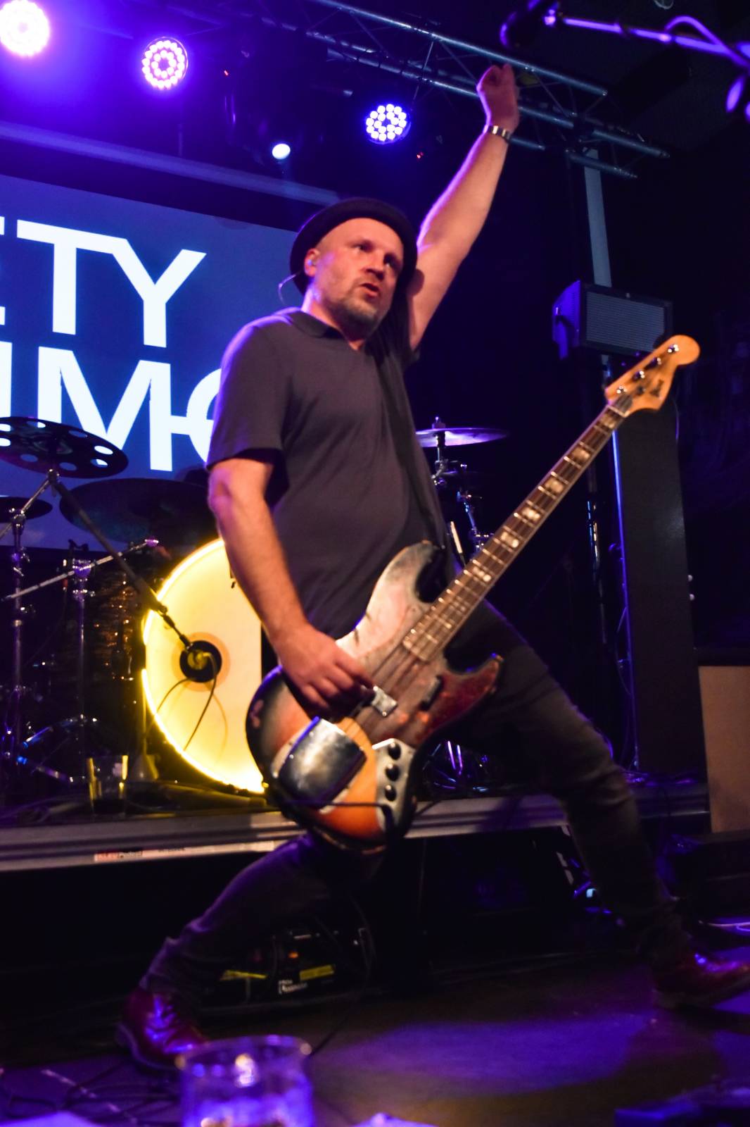 Trička a boty šly dolů. Civilní Obrana a Lety Mimo roztančily kladenské Black Road Café