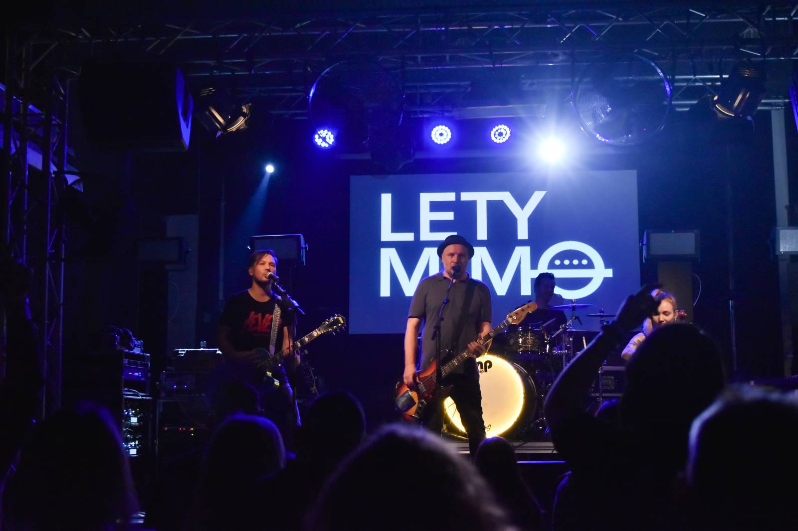Trička a boty šly dolů. Civilní Obrana a Lety Mimo roztančily kladenské Black Road Café