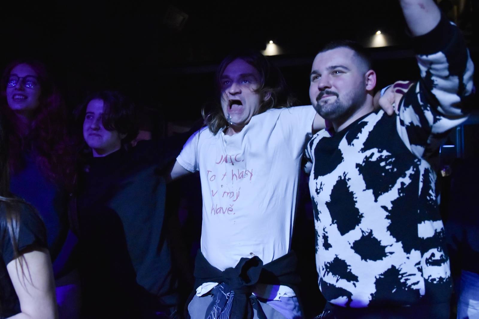 Trička a boty šly dolů. Civilní Obrana a Lety Mimo roztančily kladenské Black Road Café