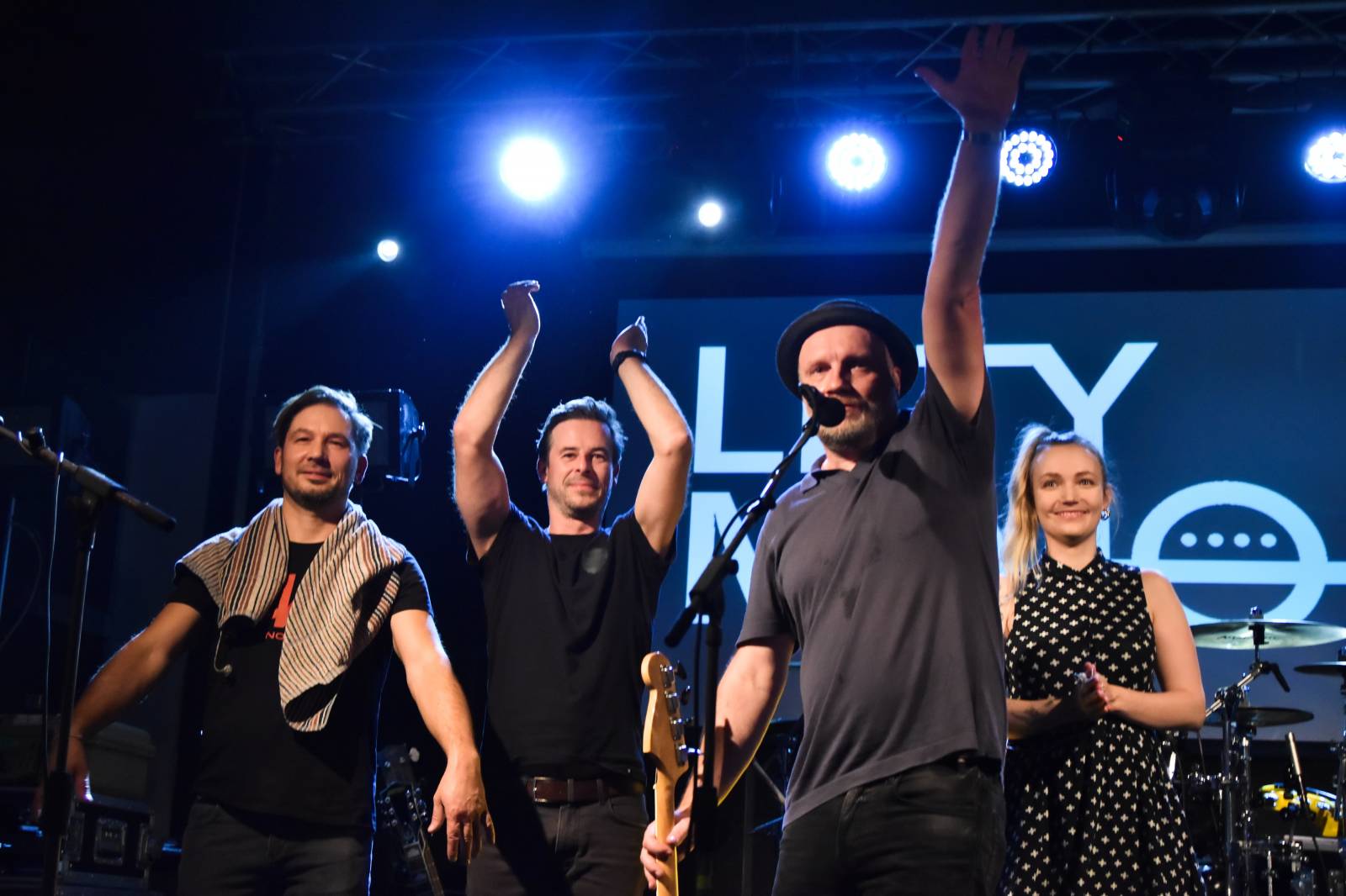 Trička a boty šly dolů. Civilní Obrana a Lety Mimo roztančily kladenské Black Road Café