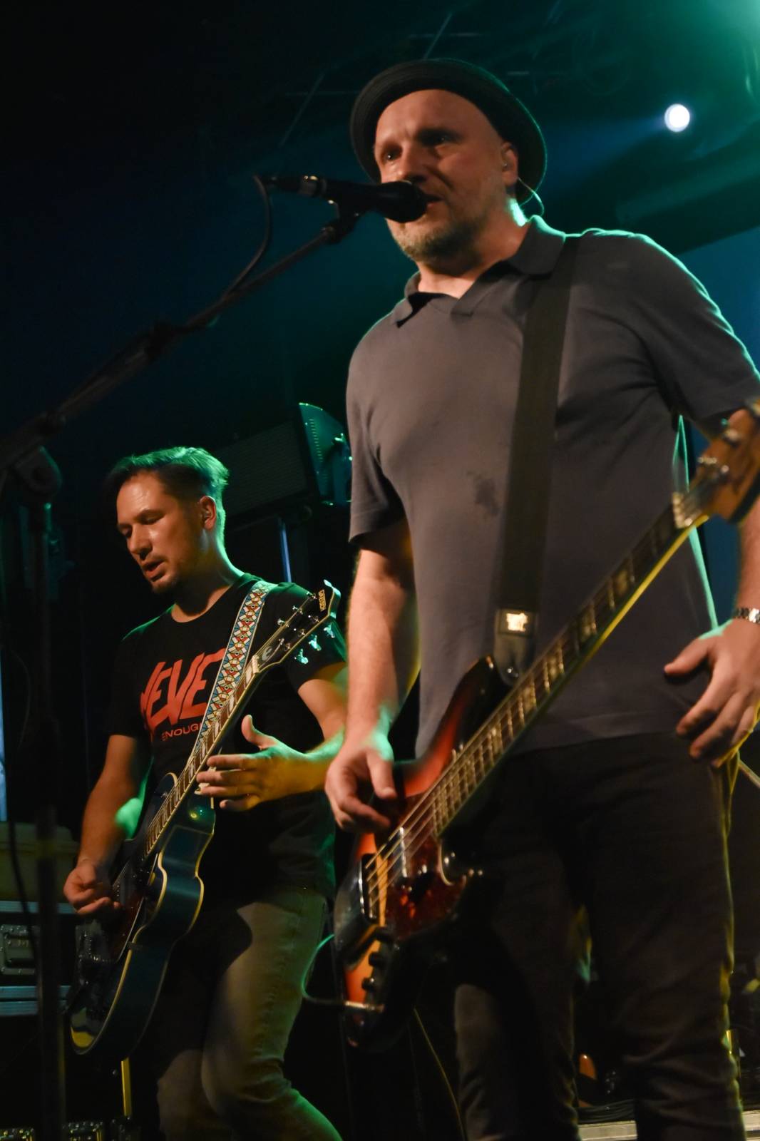 Trička a boty šly dolů. Civilní Obrana a Lety Mimo roztančily kladenské Black Road Café