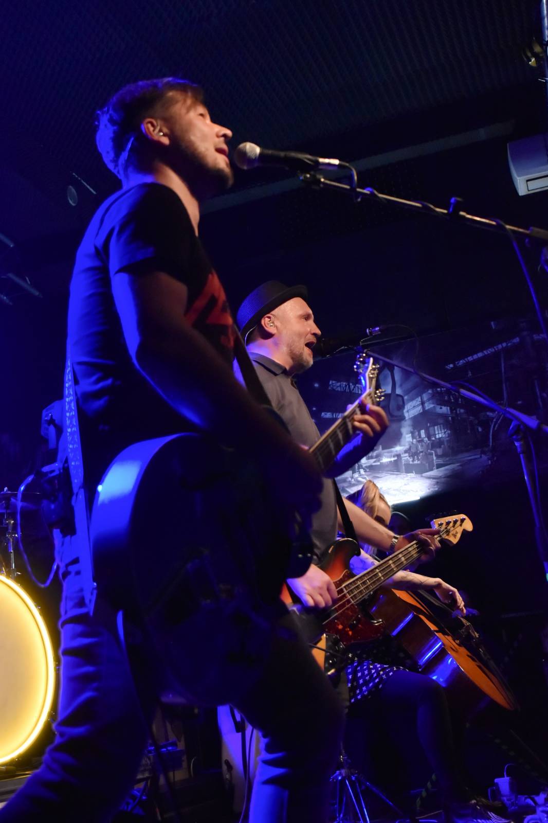 Trička a boty šly dolů. Civilní Obrana a Lety Mimo roztančily kladenské Black Road Café